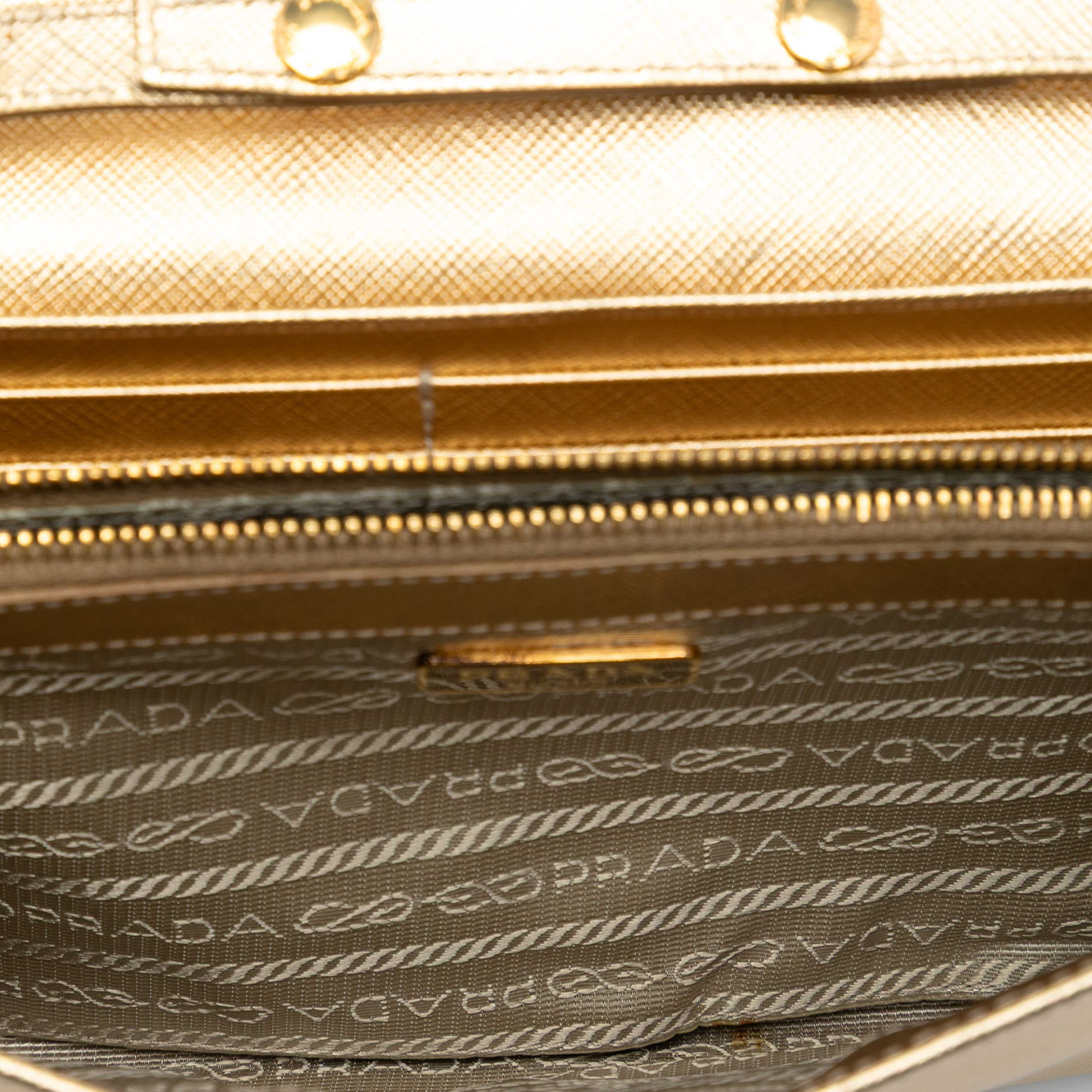 Prada Saffiano Sound Lock Wallet On Chain, från Luxclusif, i färgen gold. Klicka för att öppna bilden i stort format