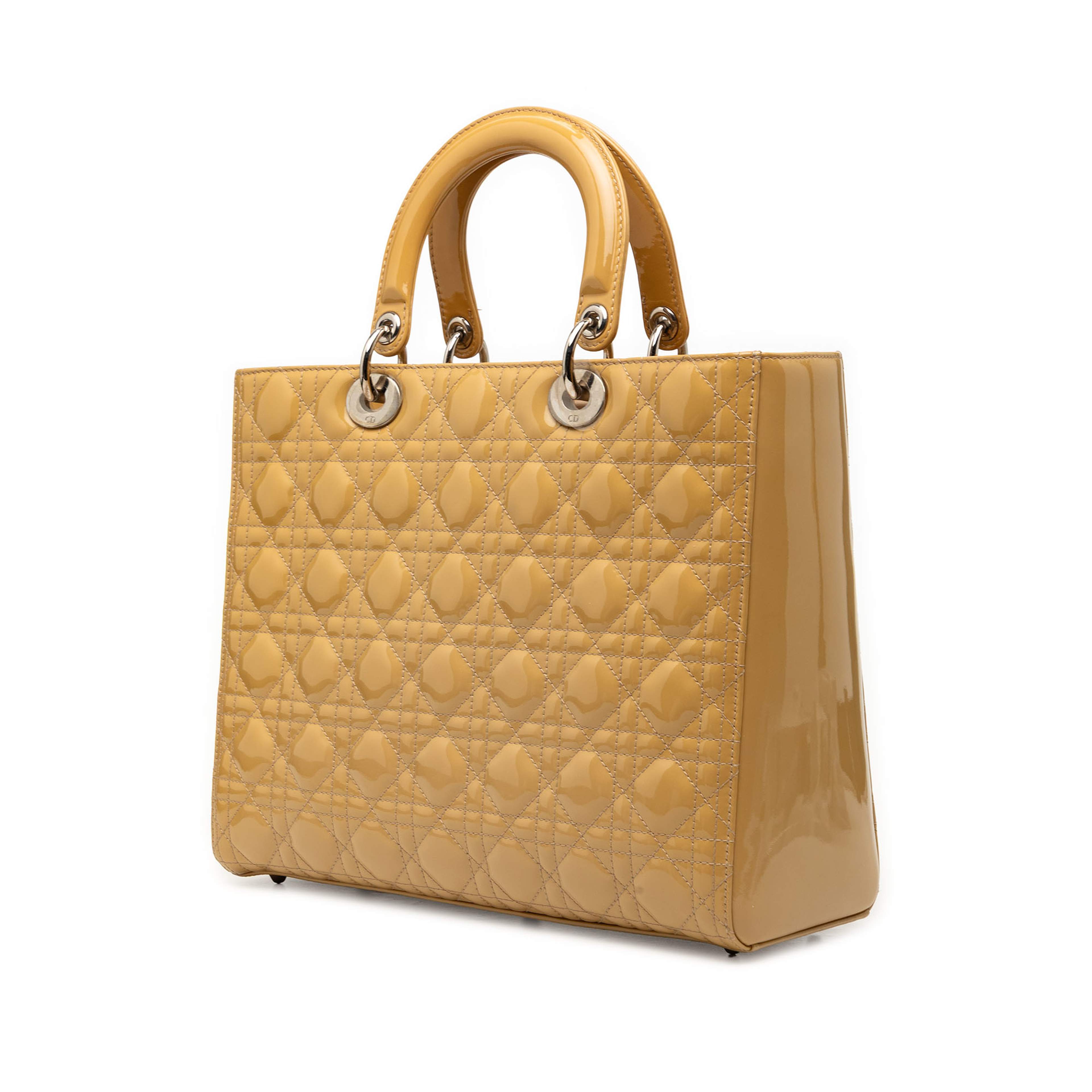 Dior Large Patent Cannage Lady Dior, från Luxclusif, i färgen beige. Klicka för att öppna bilden i stort format