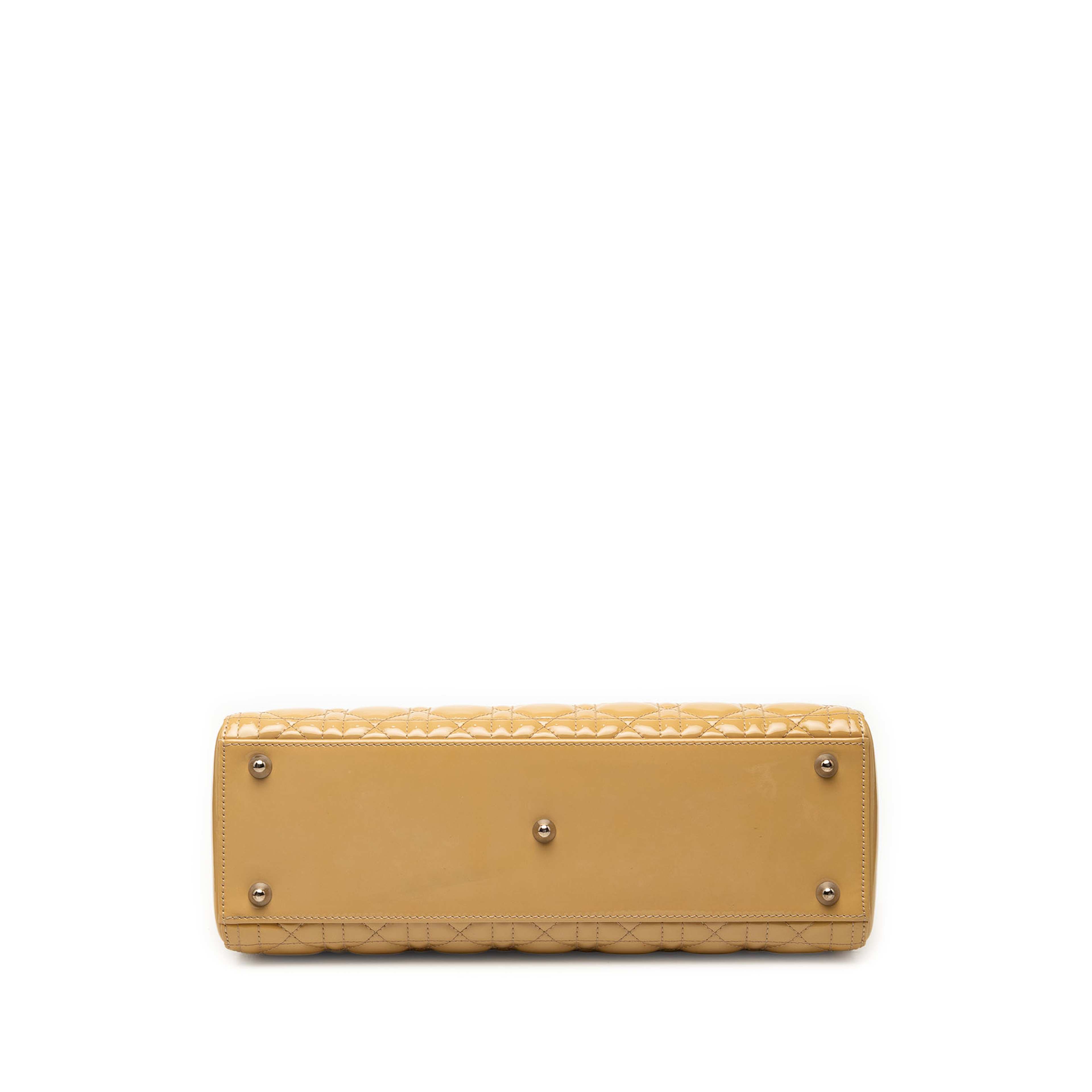 Dior Large Patent Cannage Lady Dior, från Luxclusif, i färgen beige. Klicka för att öppna bilden i stort format