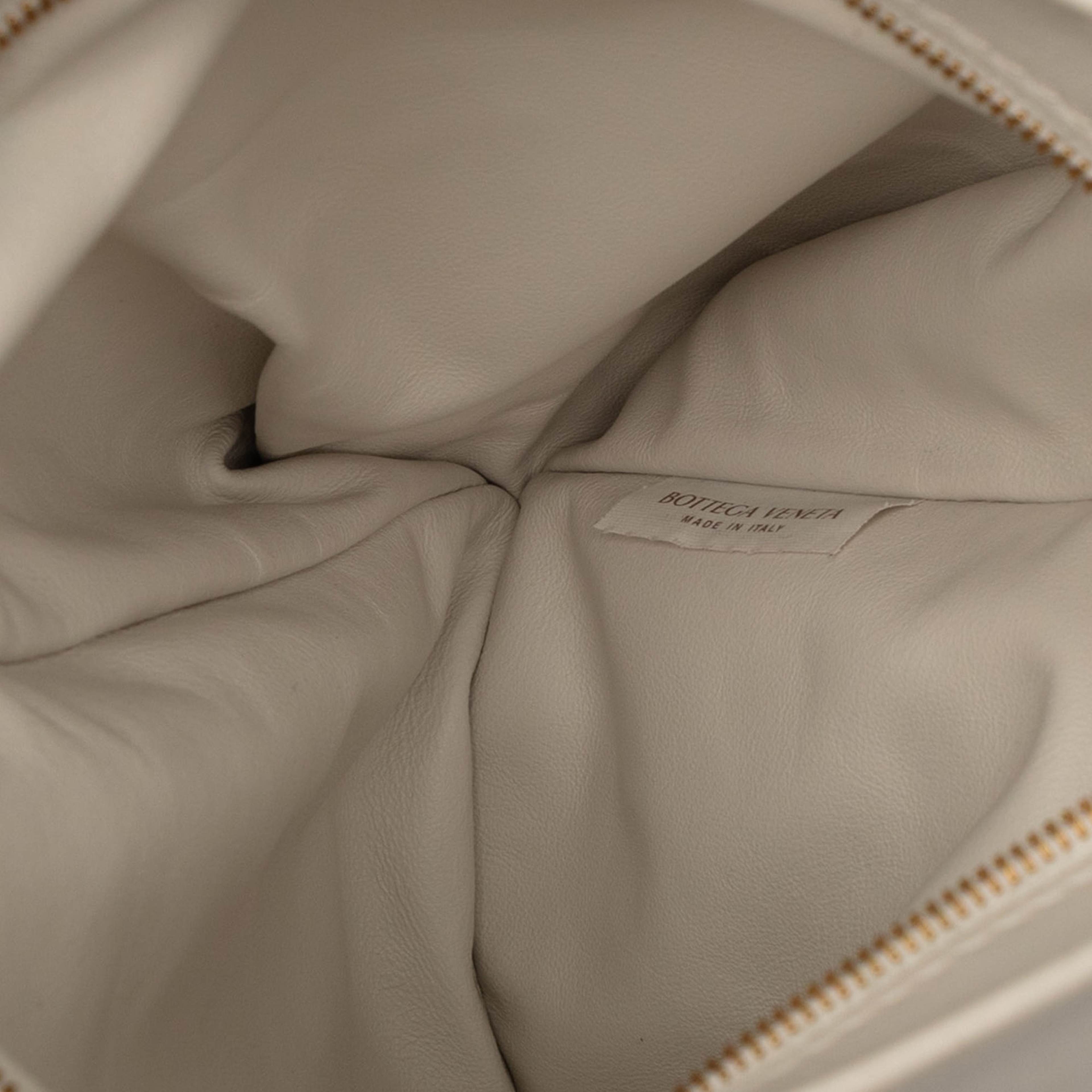 Bottega Veneta Mini Calfskin Bv Twist Bag, från Luxclusif, i färgen white. Klicka för att öppna bilden i stort format