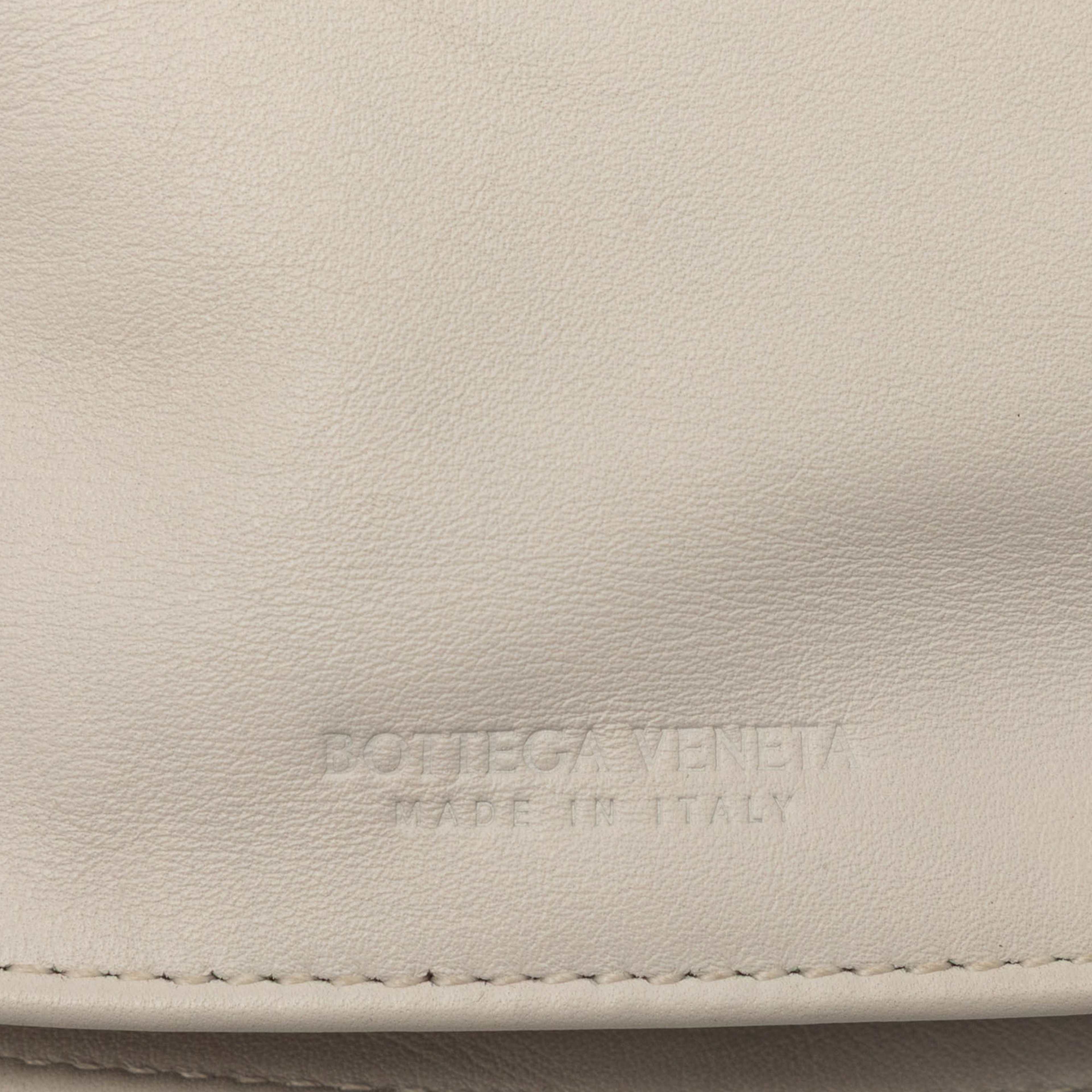Bottega Veneta Mini Calfskin Bv Twist Bag, från Luxclusif, i färgen white. Klicka för att öppna bilden i stort format