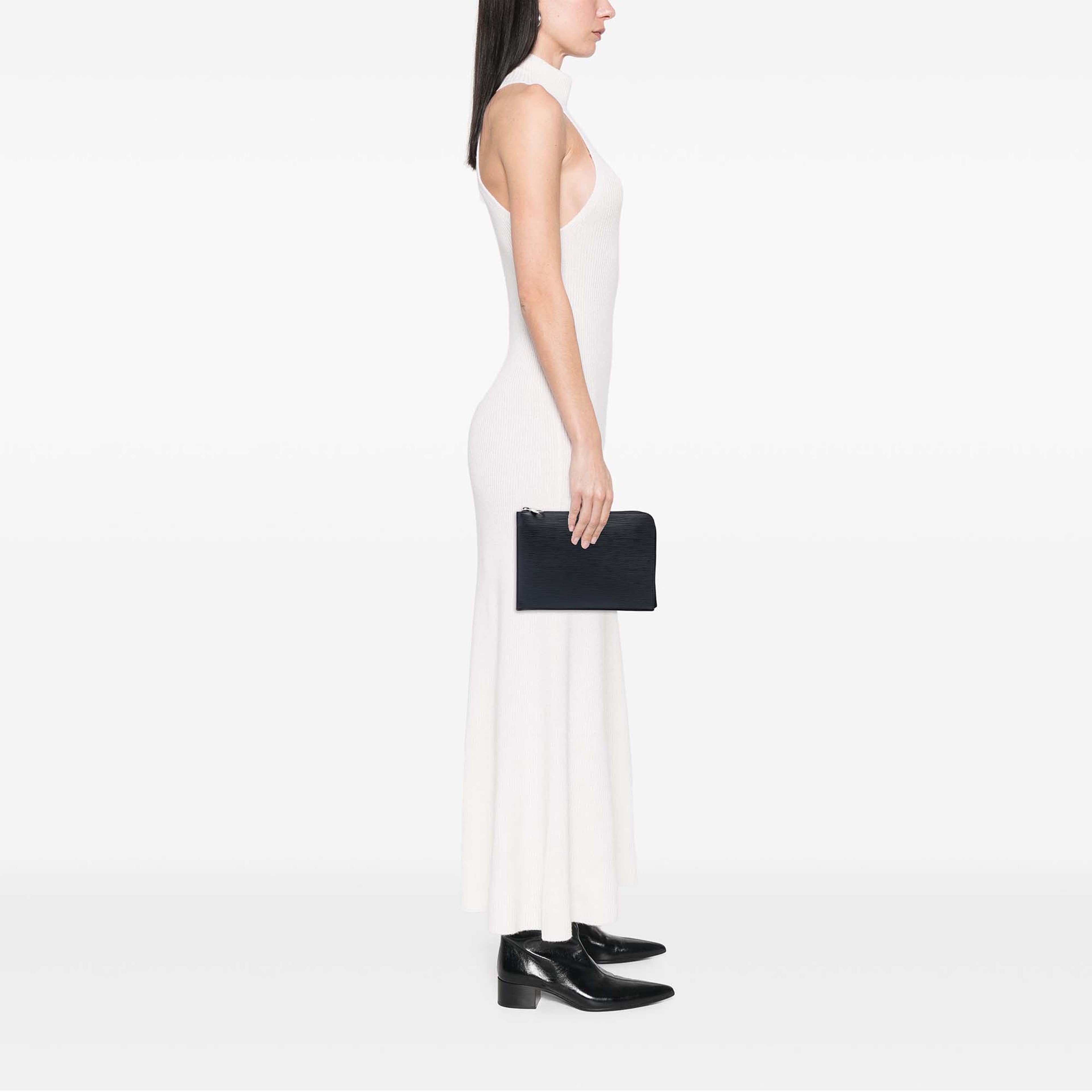 Louis Vuitton Epi Pochette Jour Pm, från Luxclusif, i färgen svart. Klicka för att öppna bilden i stort format