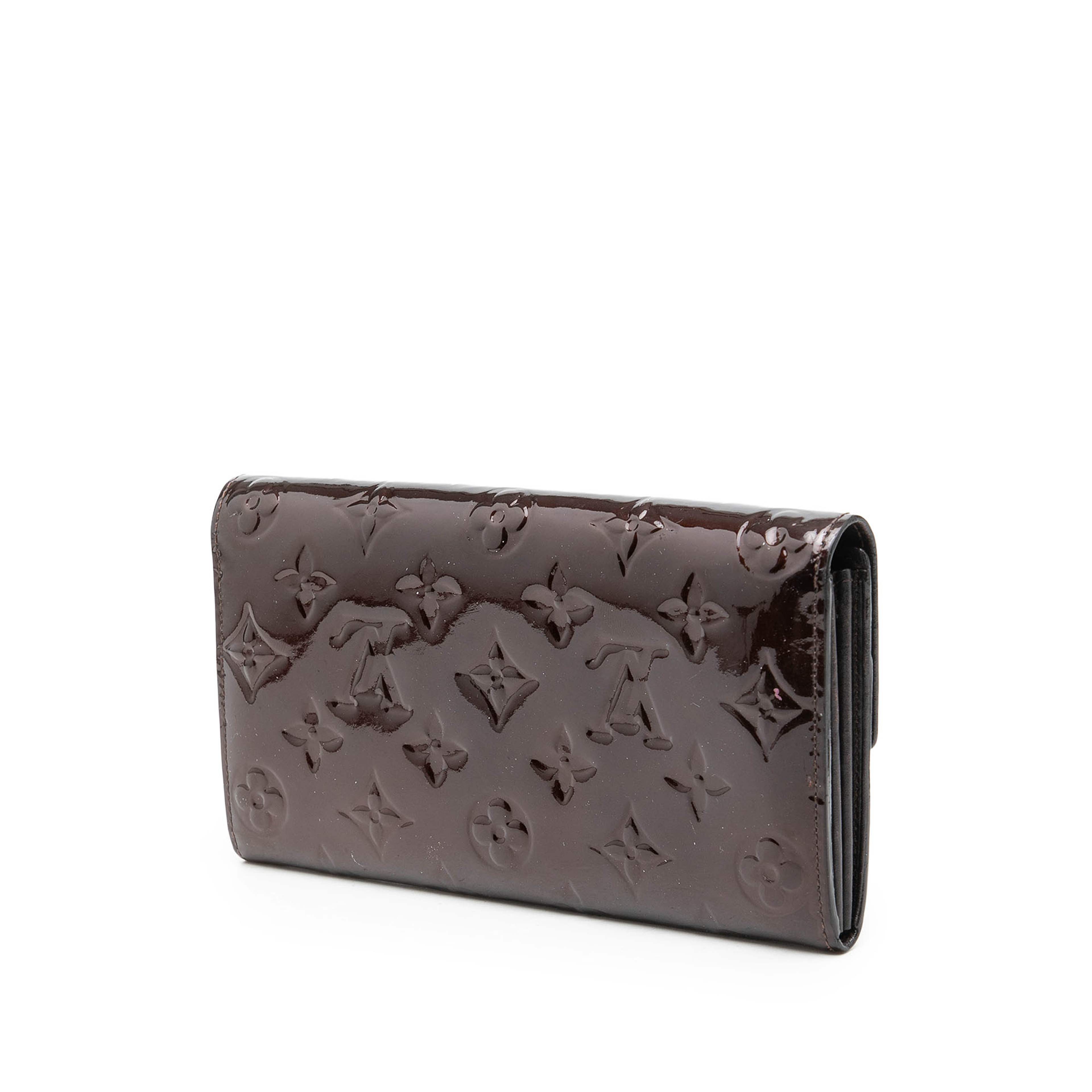 Louis Vuitton Monogram Vernis Sarah Wallet, från Luxclusif, i färgen purpur. Klicka för att öppna bilden i stort format