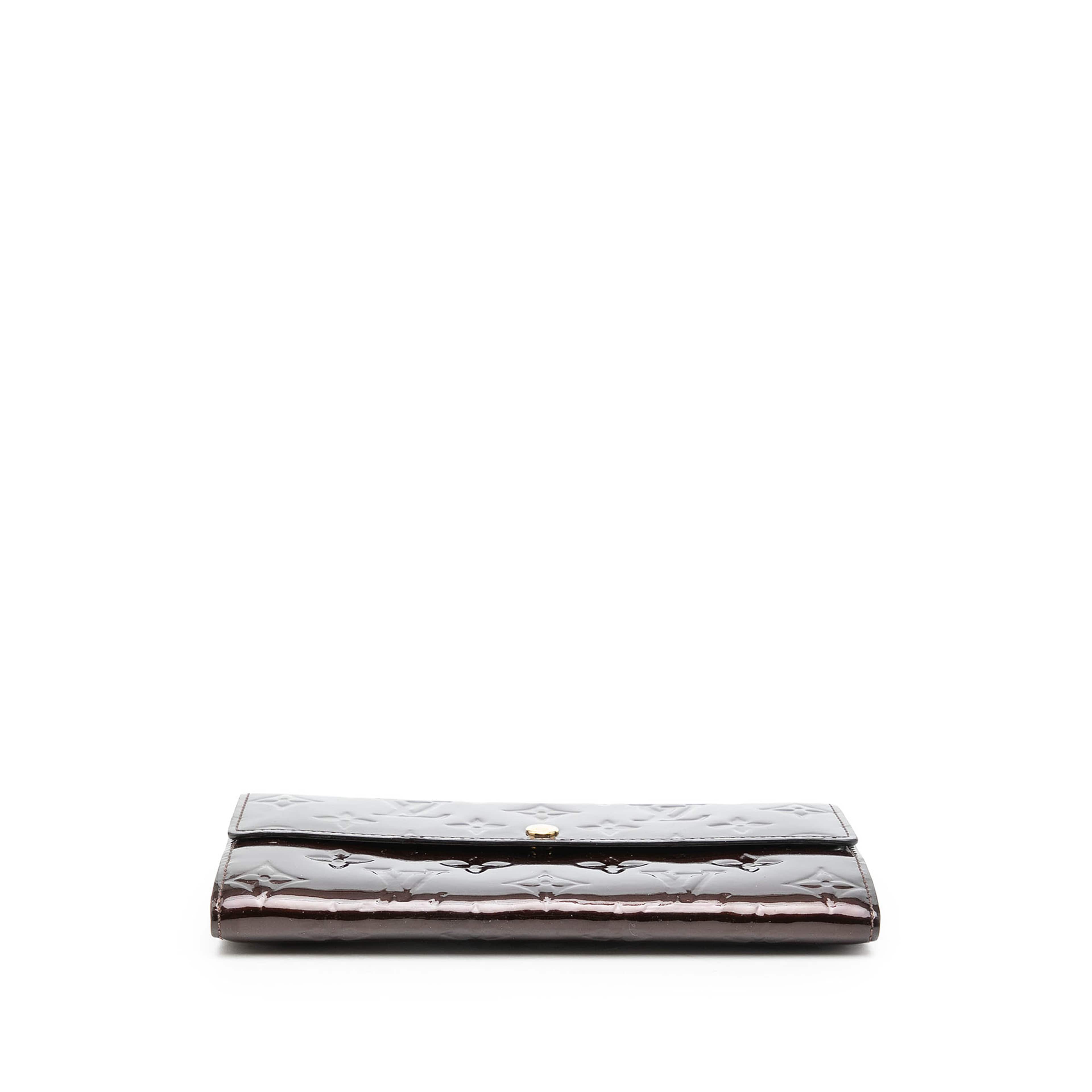 Louis Vuitton Monogram Vernis Sarah Wallet, från Luxclusif, i färgen purpur. Klicka för att öppna bilden i stort format