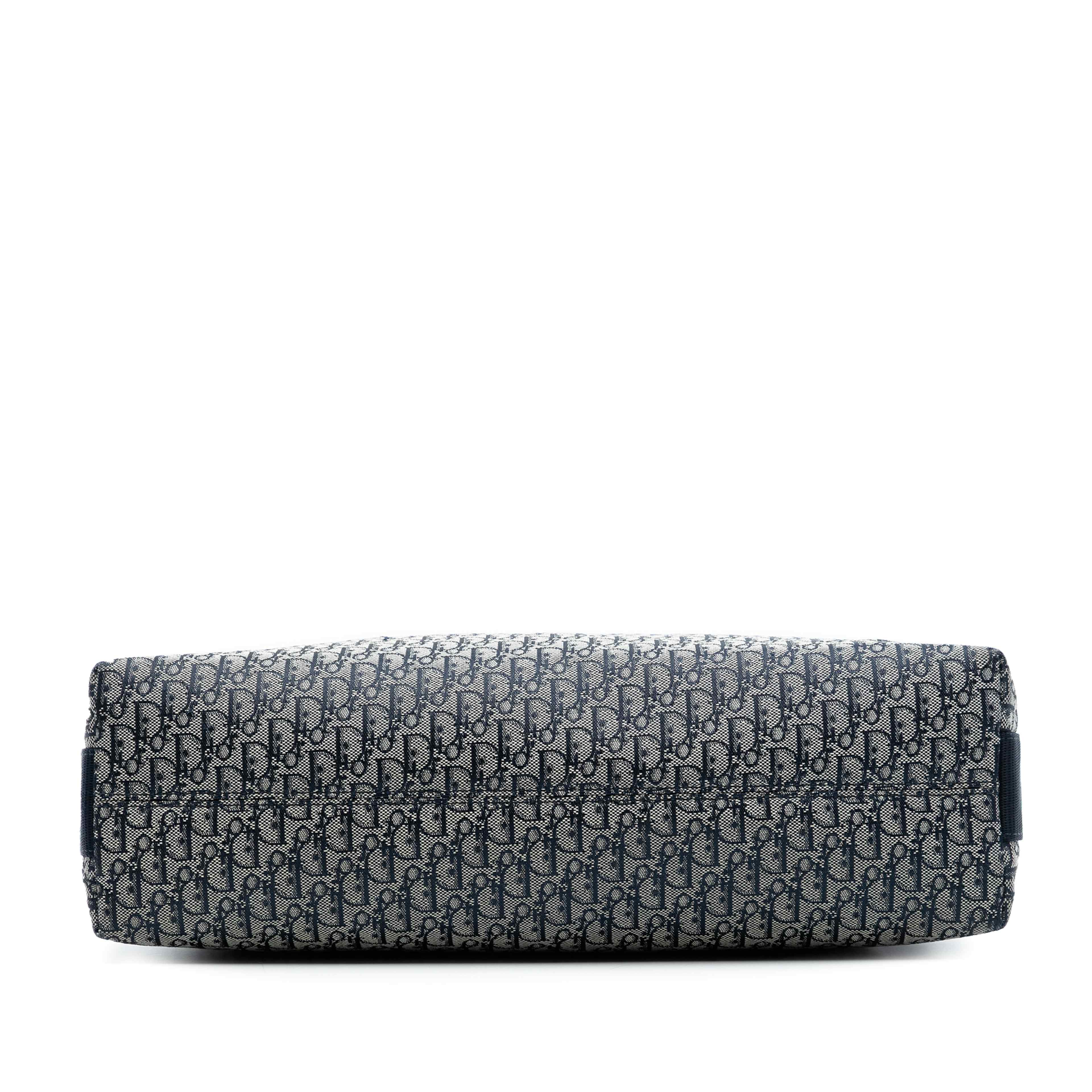 Dior Diorissimo Trotter Canvas Crossbody, från Luxclusif, i färgen navy. Klicka för att öppna bilden i stort format