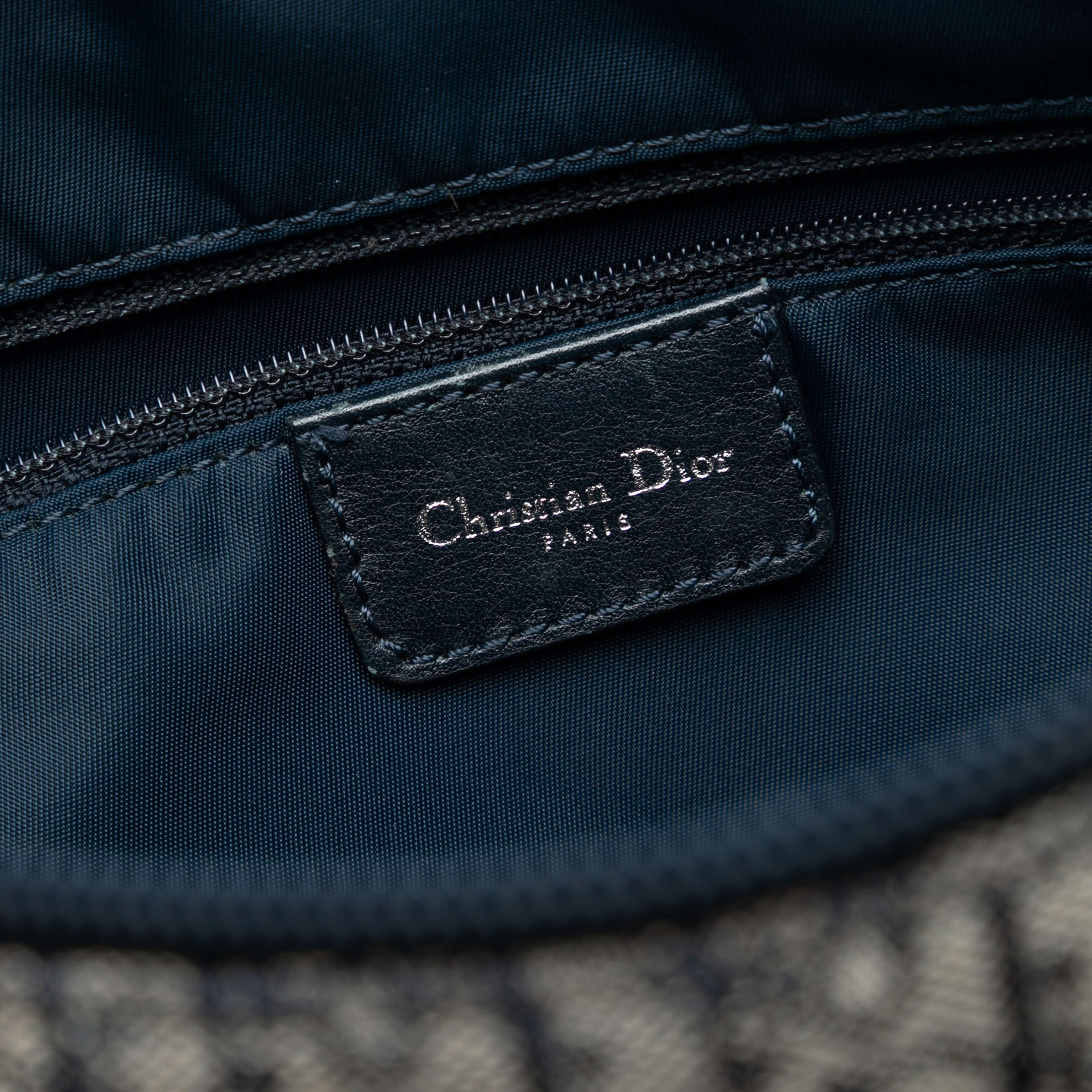 Dior Diorissimo Trotter Canvas Crossbody, från Luxclusif, i färgen navy. Klicka för att öppna bilden i stort format