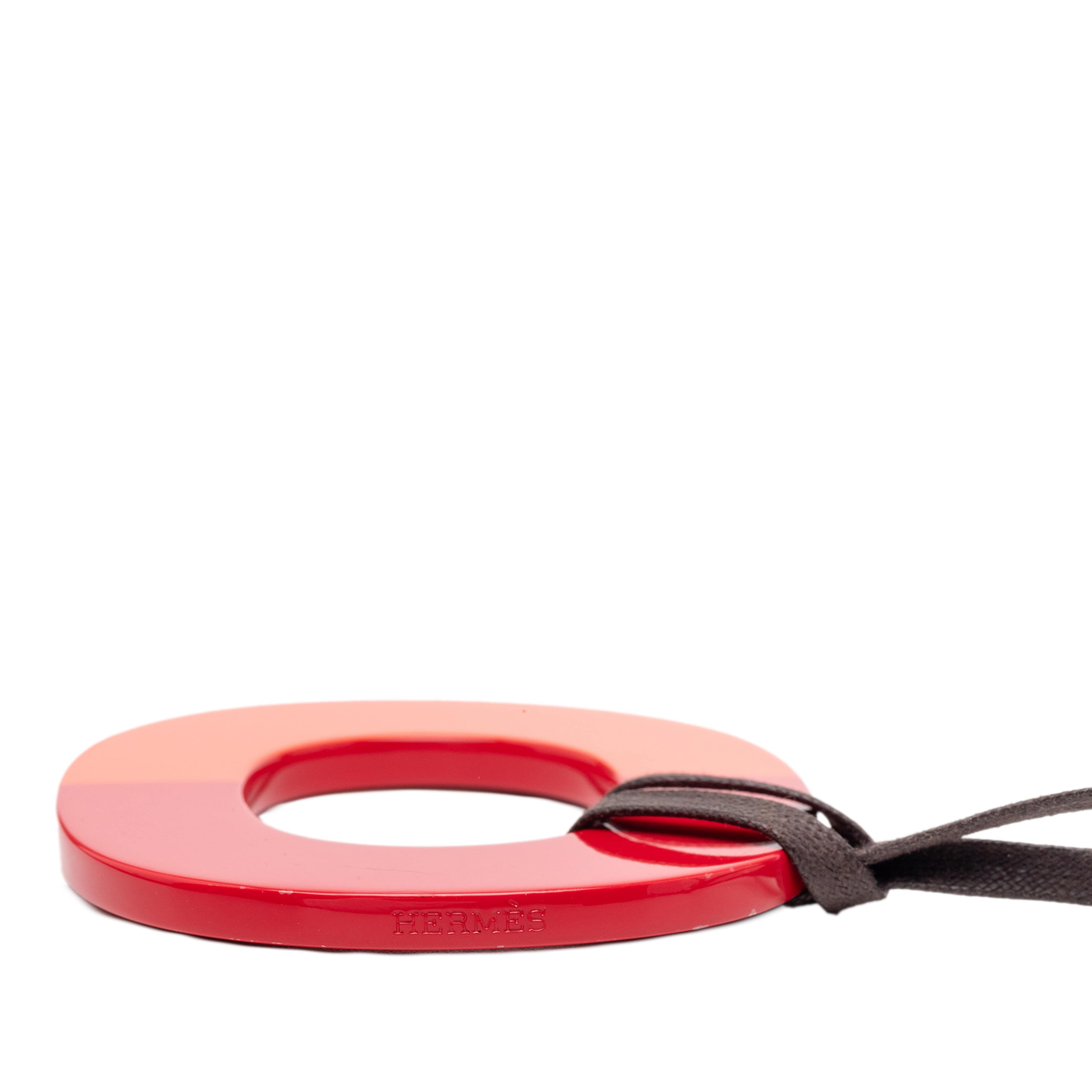 Hermès Buffalo Horn Isthme Pendant Necklace, från Luxclusif, i färgen orange. Klicka för att öppna bilden i stort format