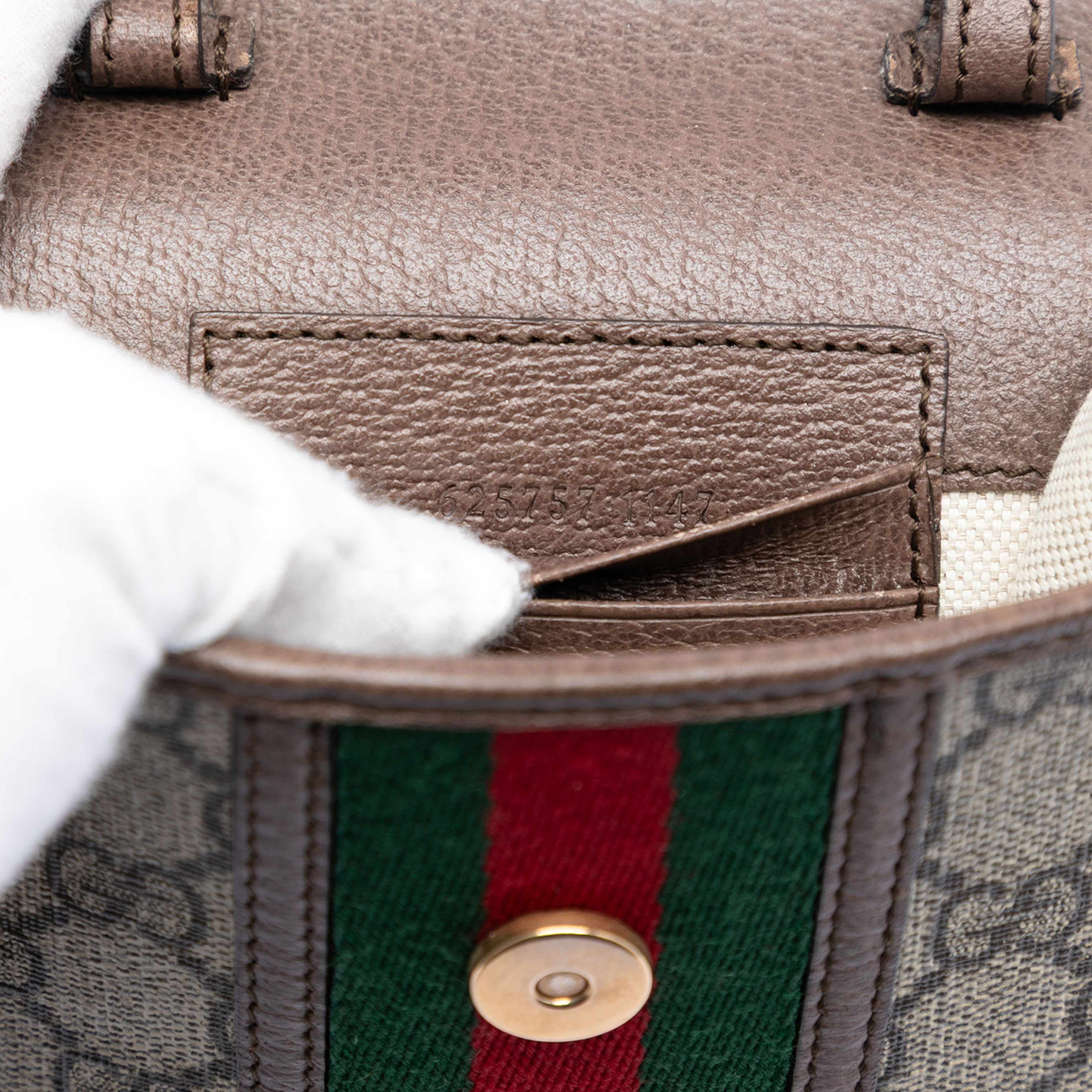 Gucci Mini Gg Supreme Web Ophidia Crossbody, från Luxclusif, i färgen beige. Klicka för att öppna bilden i stort format
