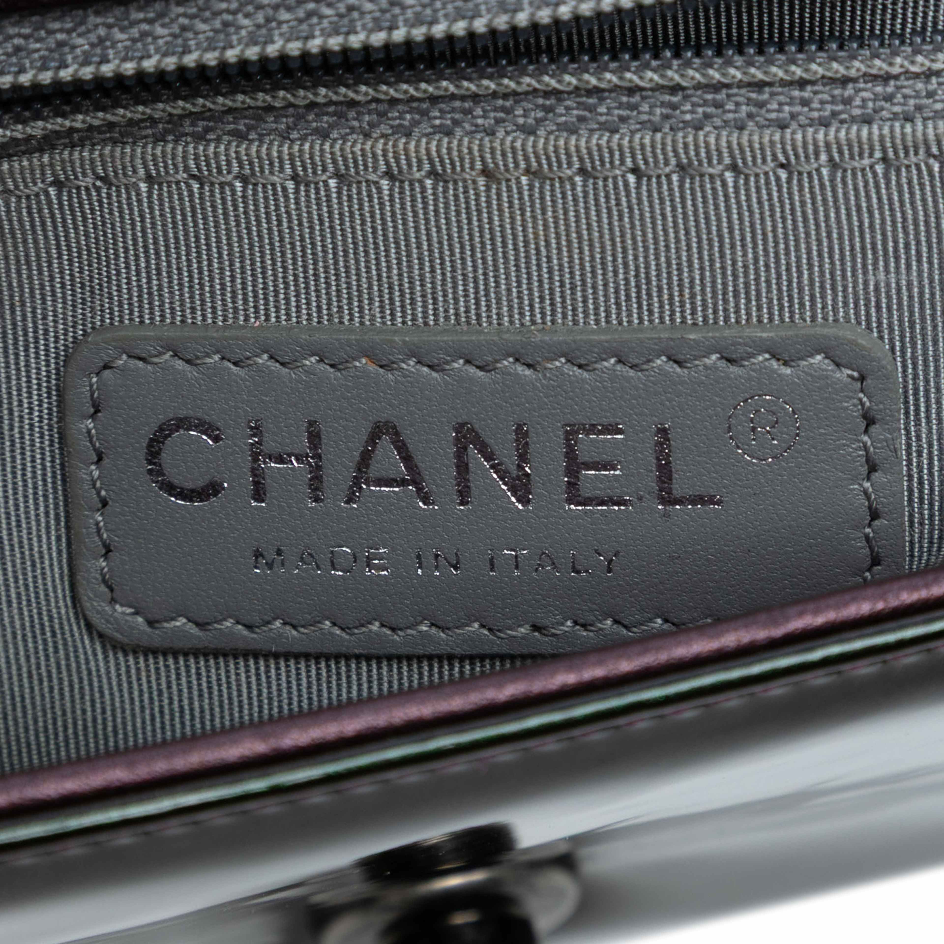 Chanel Small Patent Coco Boy Flap, från Luxclusif, i färgen plum. Klicka för att öppna bilden i stort format