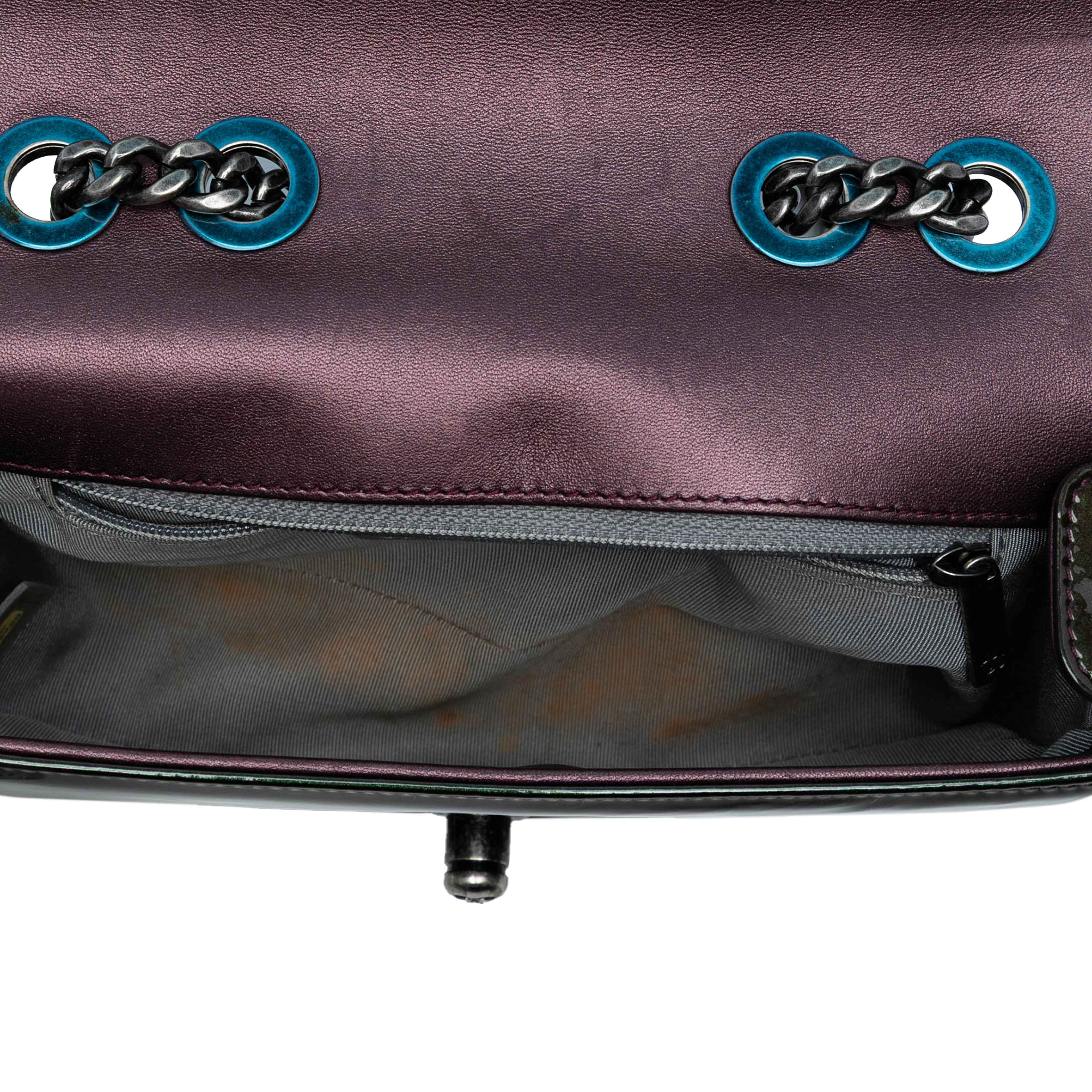 Chanel Small Patent Coco Boy Flap, från Luxclusif, i färgen plum. Klicka för att öppna bilden i stort format