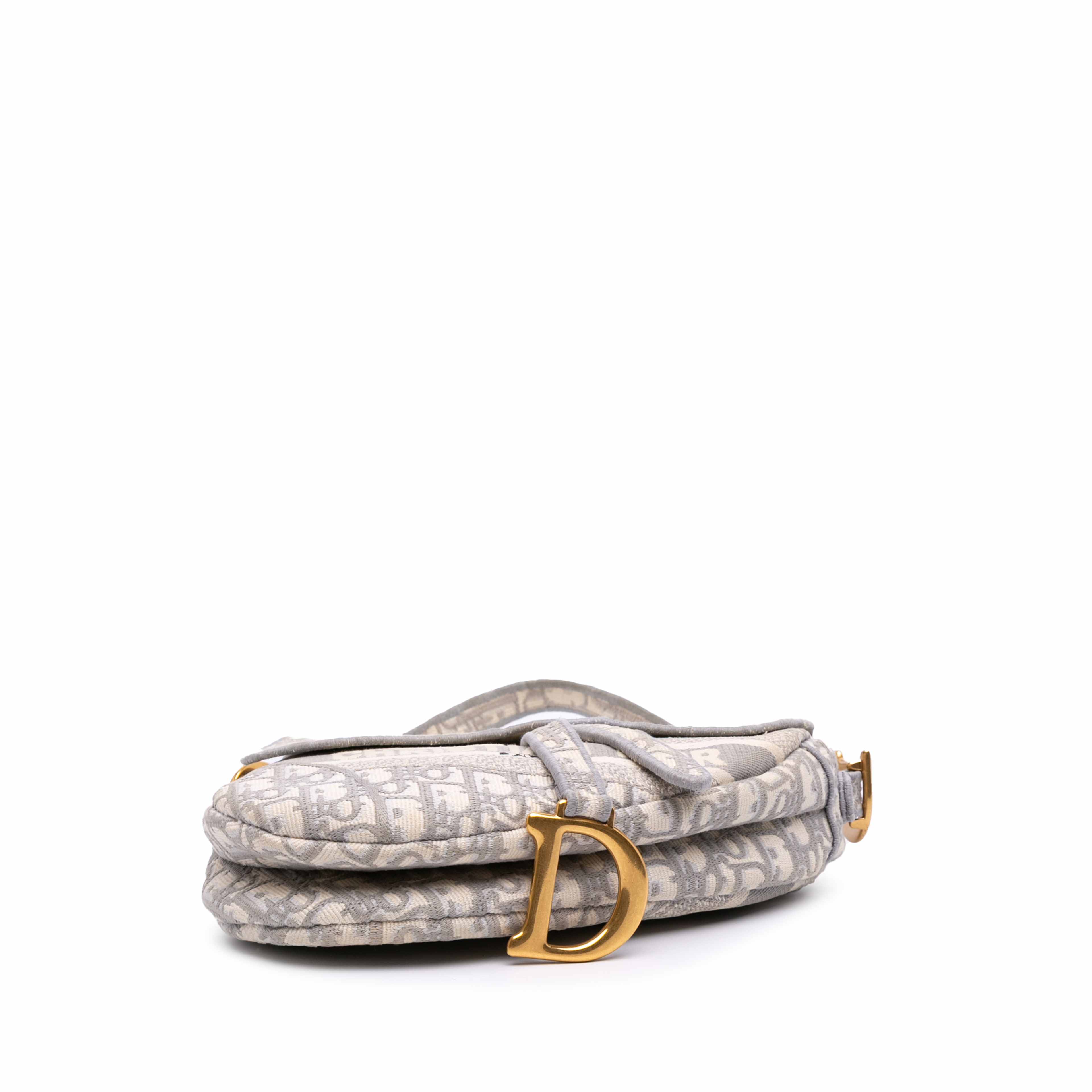 Dior Oblique Canvas Embroidered Saddle Bag, från Luxclusif, i färgen light gray.