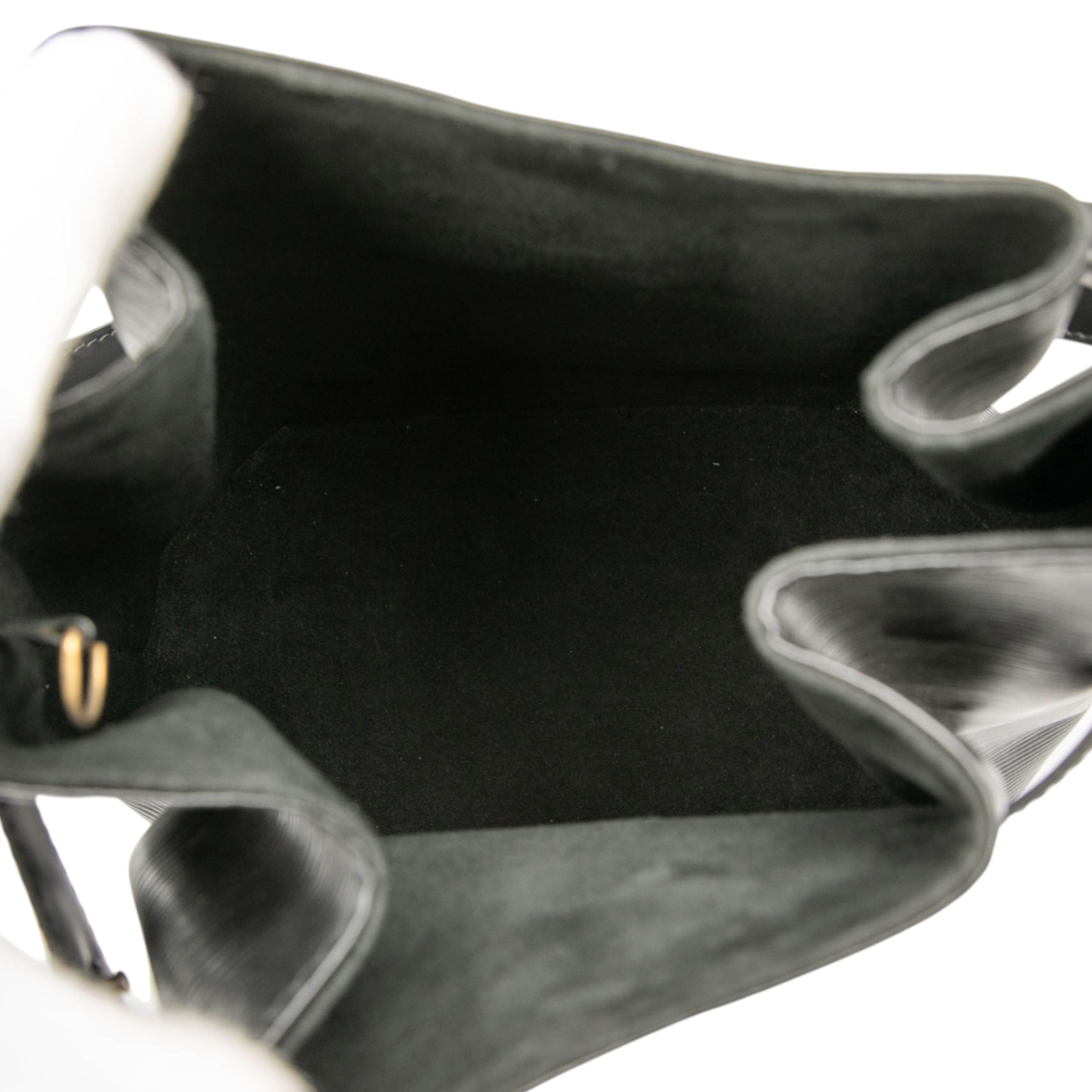 Louis Vuitton Epi Sac D Epaule Pm, från Luxclusif, i färgen black. Klicka för att öppna bilden i stort format