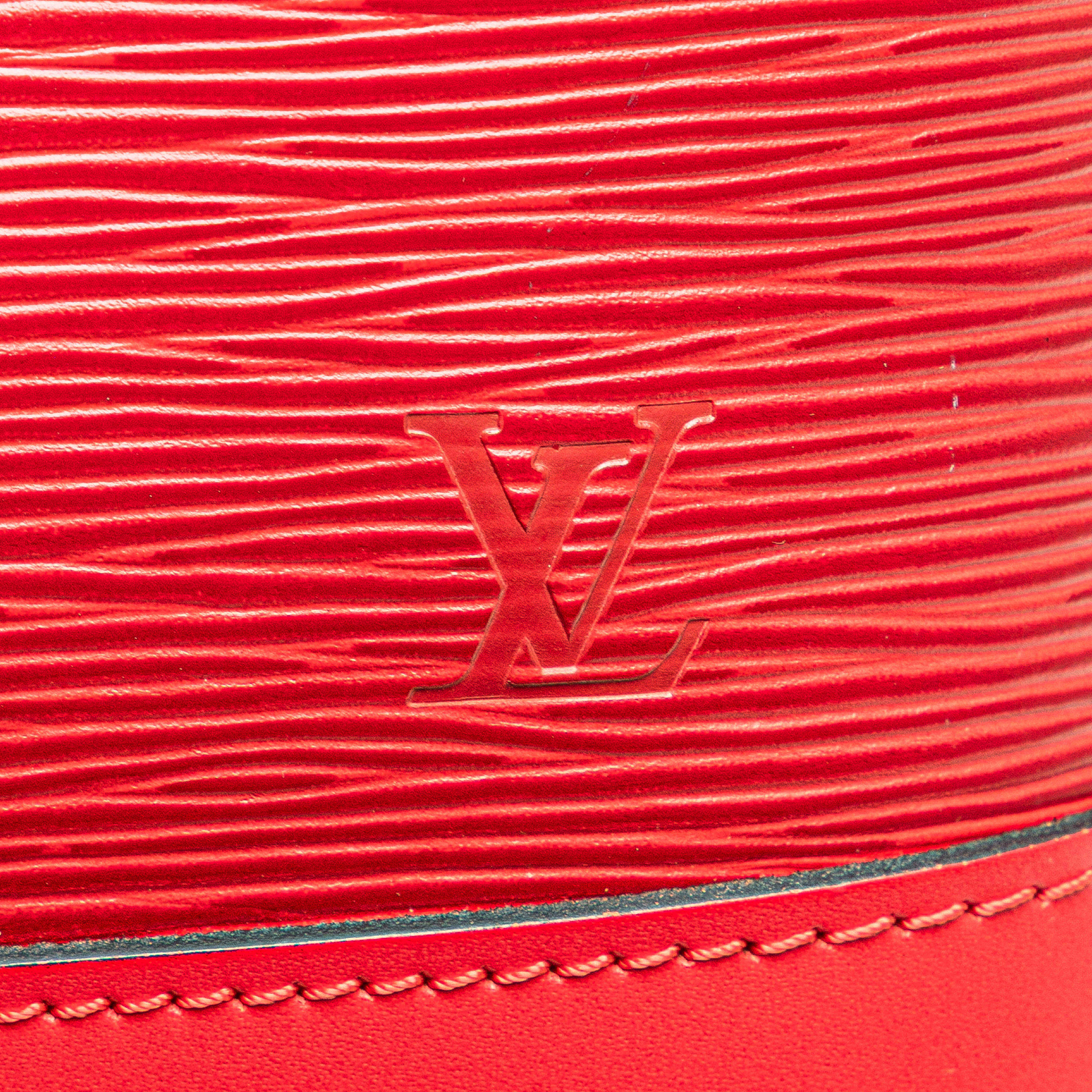 Louis Vuitton Epi Alma Pm, från Luxclusif, i färgen red. Klicka för att öppna bilden i stort format