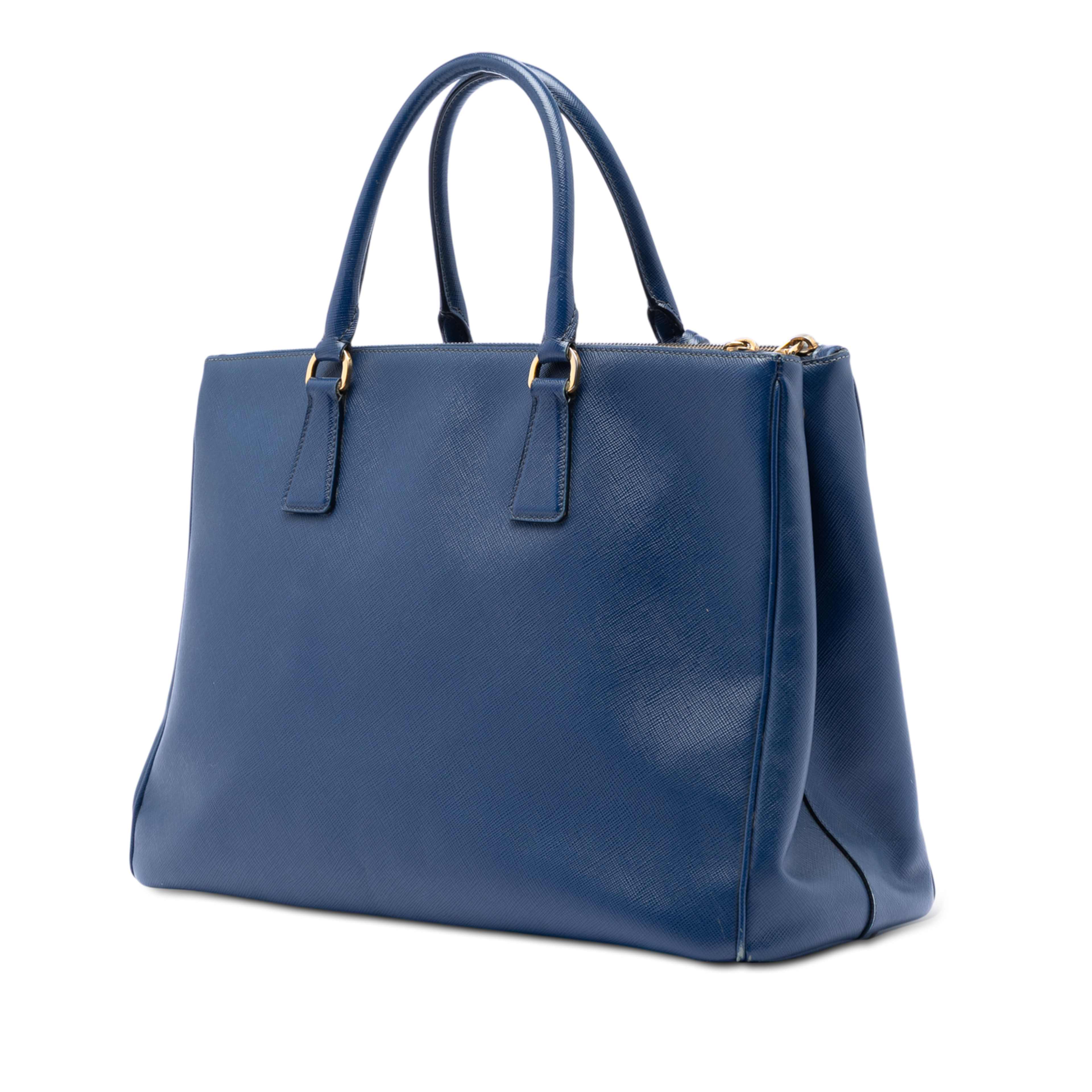 Prada Large Saffiano Lux Galleria Double Zip Tote, från Luxclusif, i färgen blue. Klicka för att öppna bilden i stort format