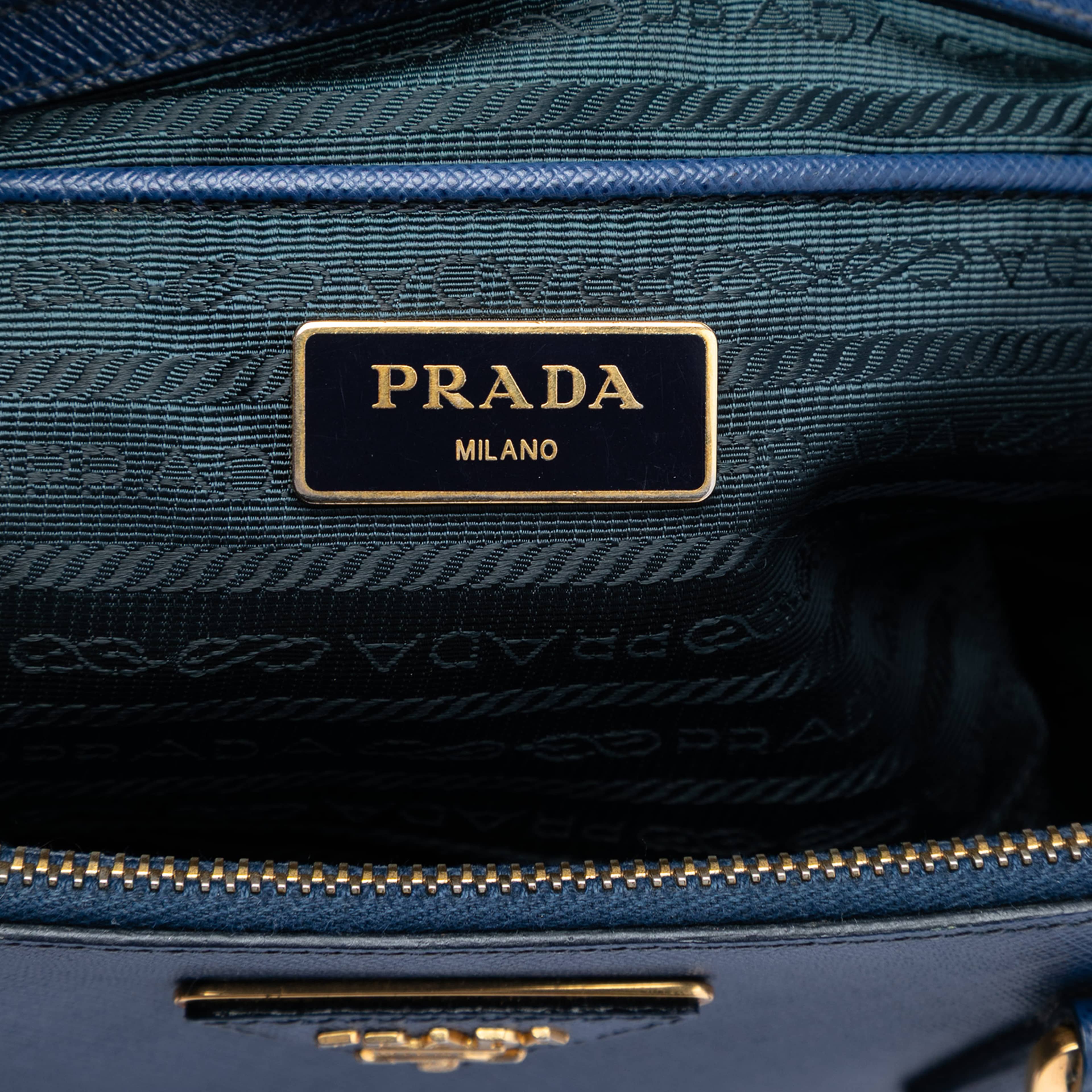 Prada Large Saffiano Lux Galleria Double Zip Tote, från Luxclusif, i färgen blue. Klicka för att öppna bilden i stort format