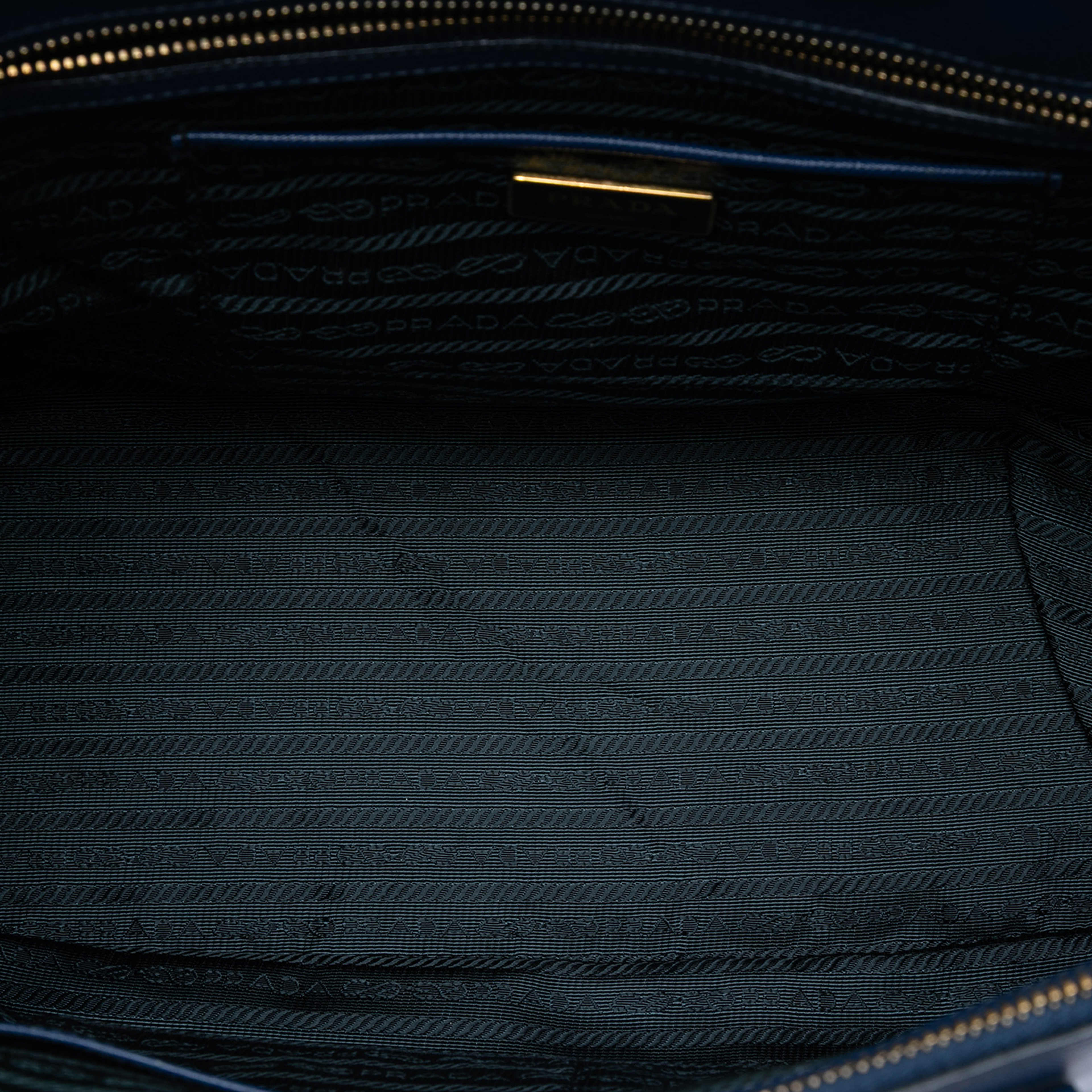 Prada Large Saffiano Lux Galleria Double Zip Tote, från Luxclusif, i färgen blue. Klicka för att öppna bilden i stort format