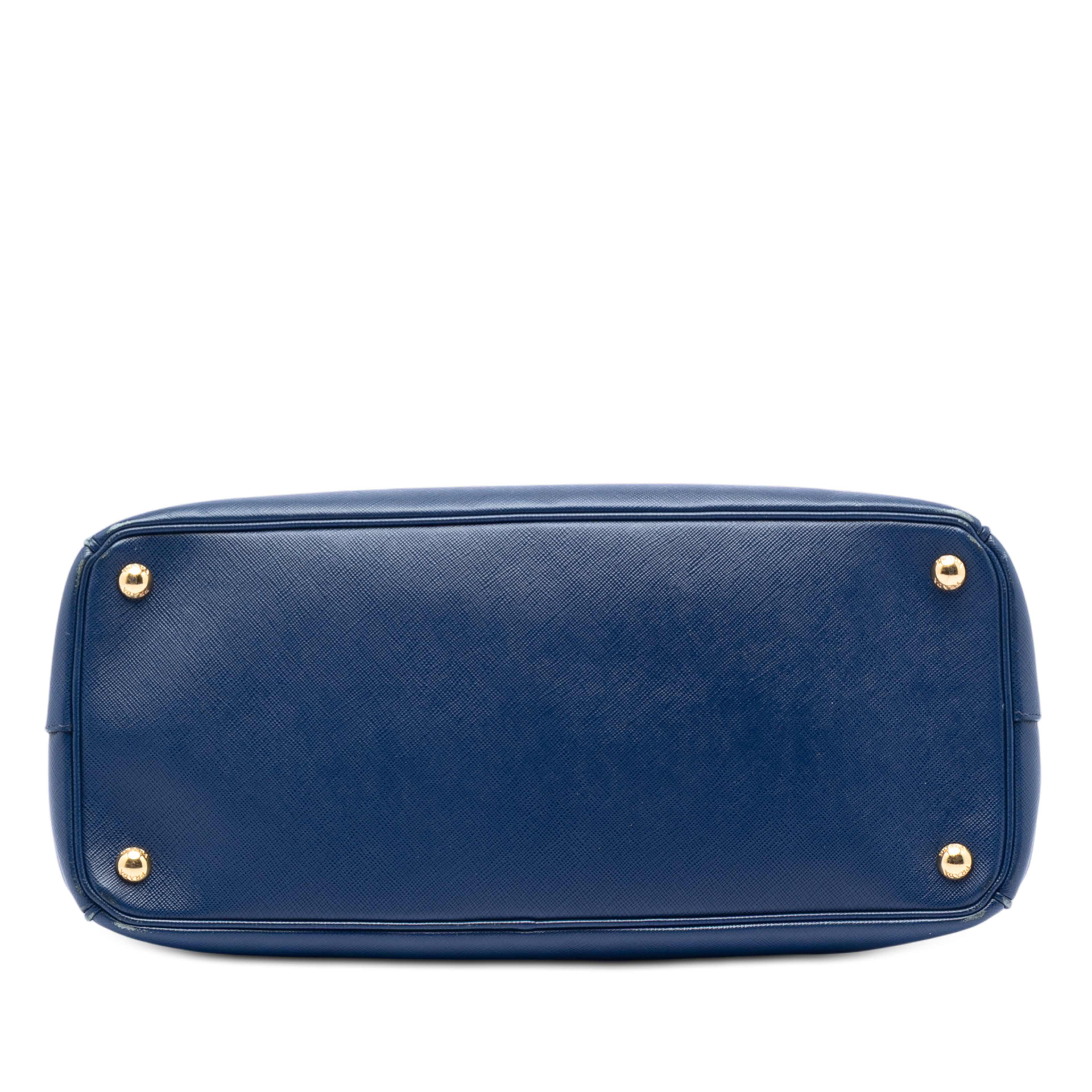 Prada Large Saffiano Lux Galleria Double Zip Tote, från Luxclusif, i färgen blue. Klicka för att öppna bilden i stort format