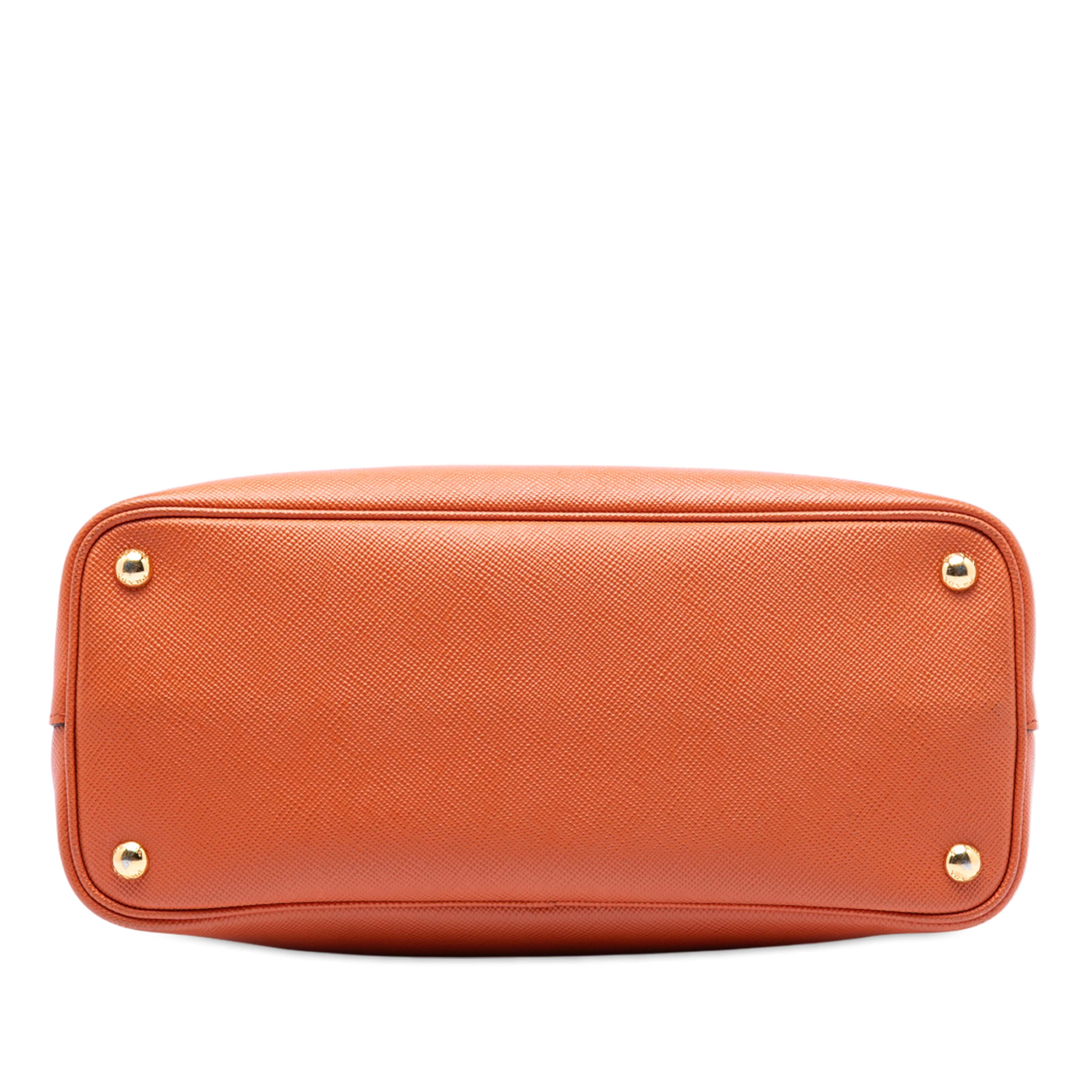 Prada Medium Saffiano Cuir Double Satchel, från Luxclusif, i färgen orange. Klicka för att öppna bilden i stort format