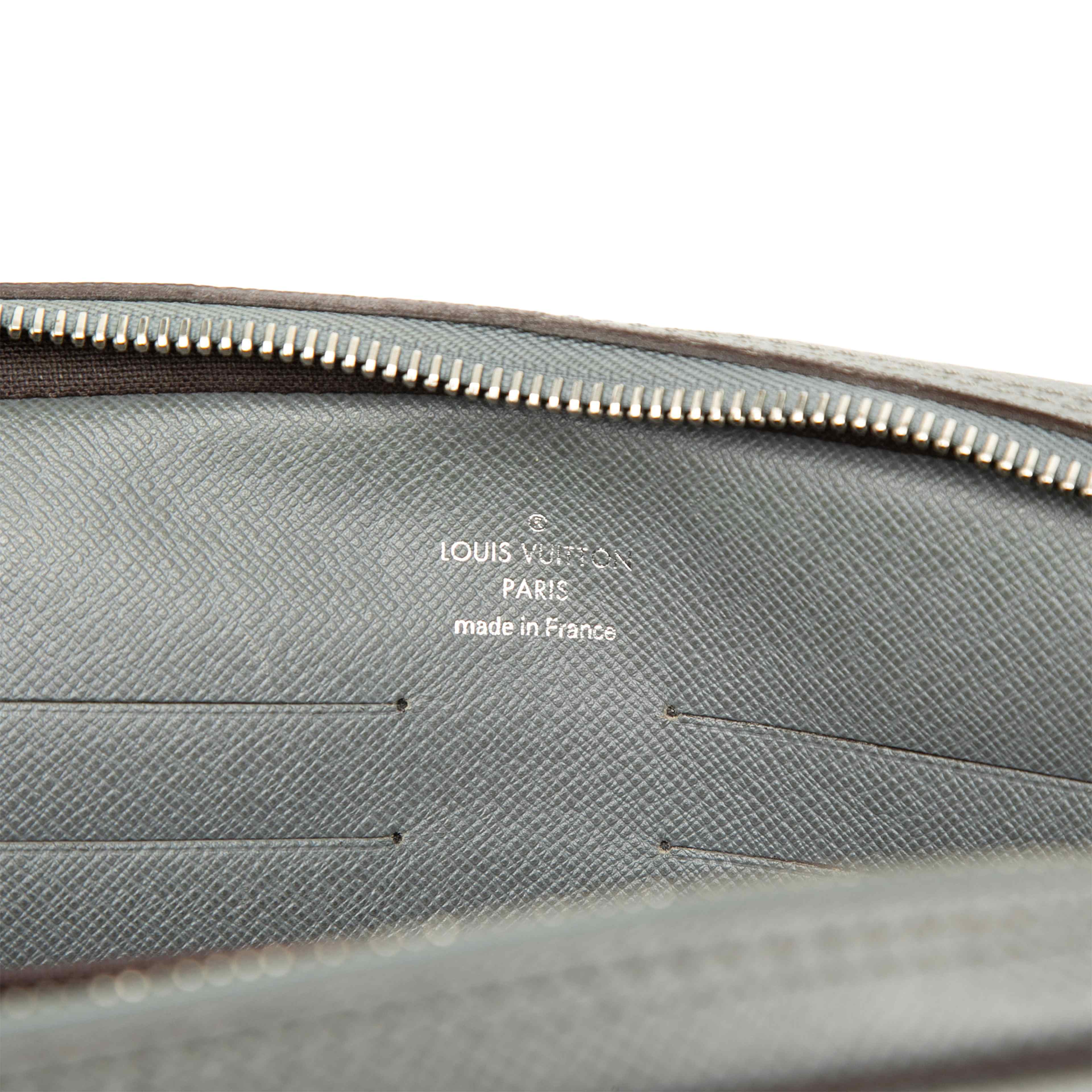 Louis Vuitton Taiga Kasai, från Luxclusif, i färgen grå. Klicka för att öppna bilden i stort format