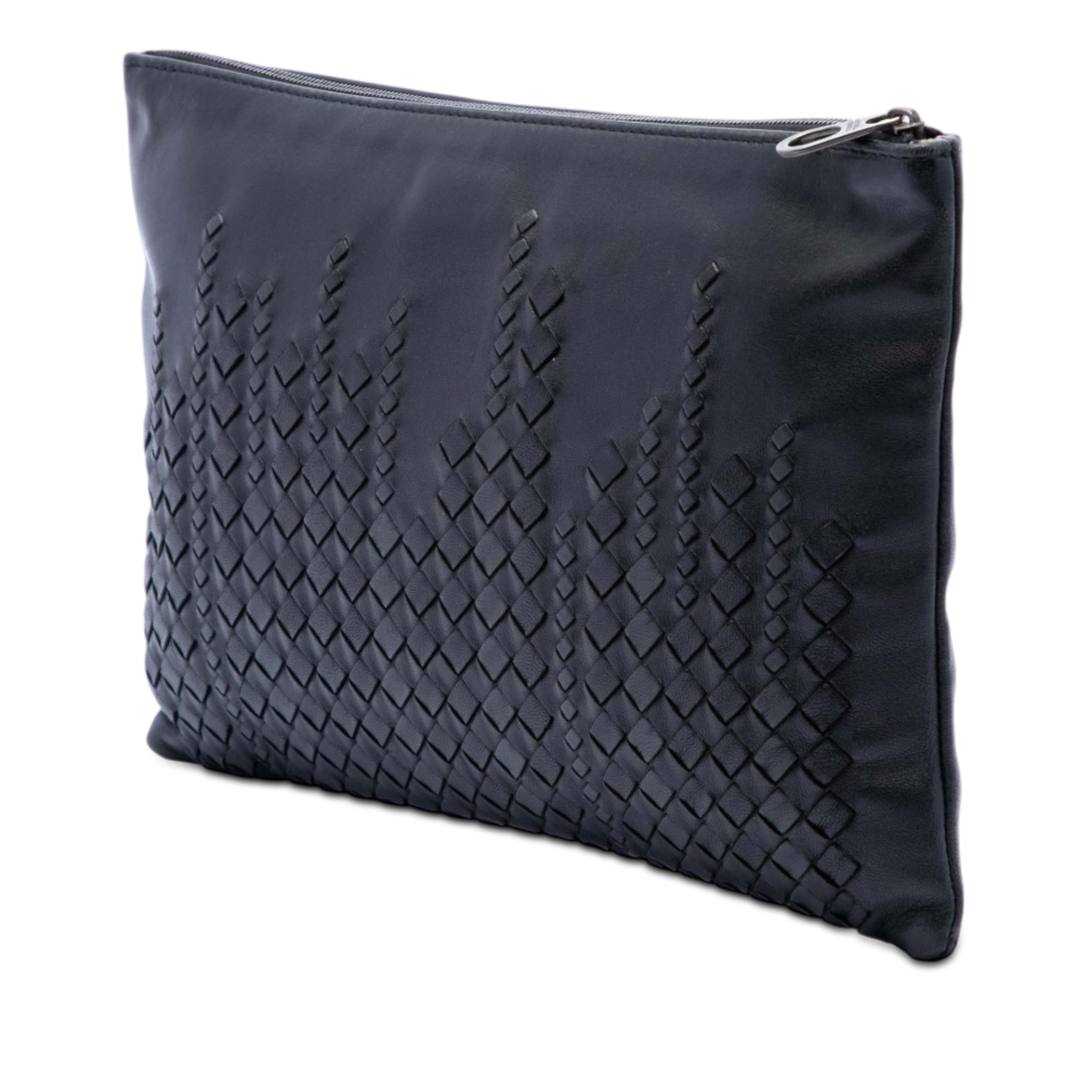 Bottega Veneta Intrecciato Trimmed Leather Clutch, från Luxclusif, i färgen black. Klicka för att öppna bilden i stort format