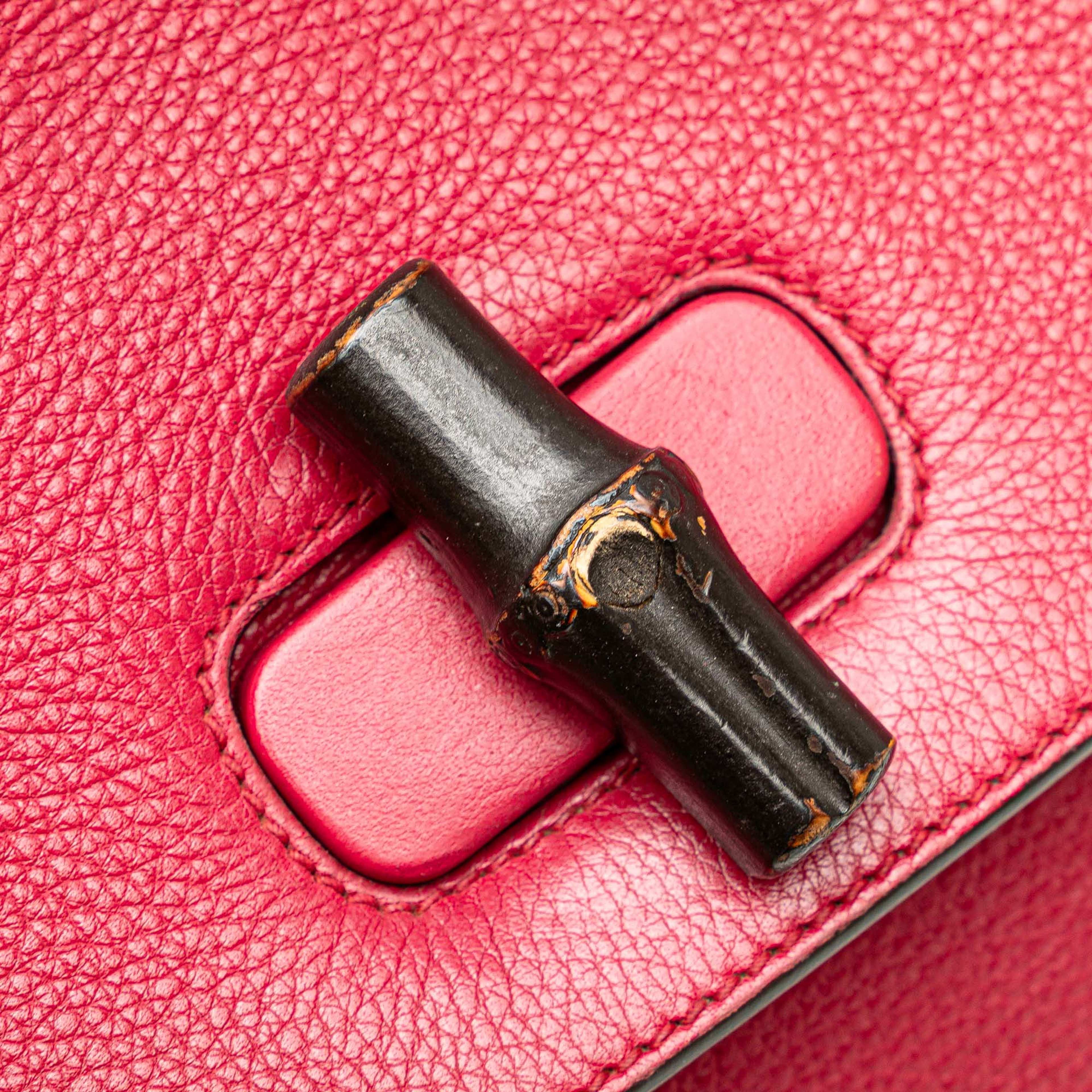 Gucci Medium Leather Bamboo Daily Satchel, från Luxclusif, i färgen dark pink. Klicka för att öppna bilden i stort format