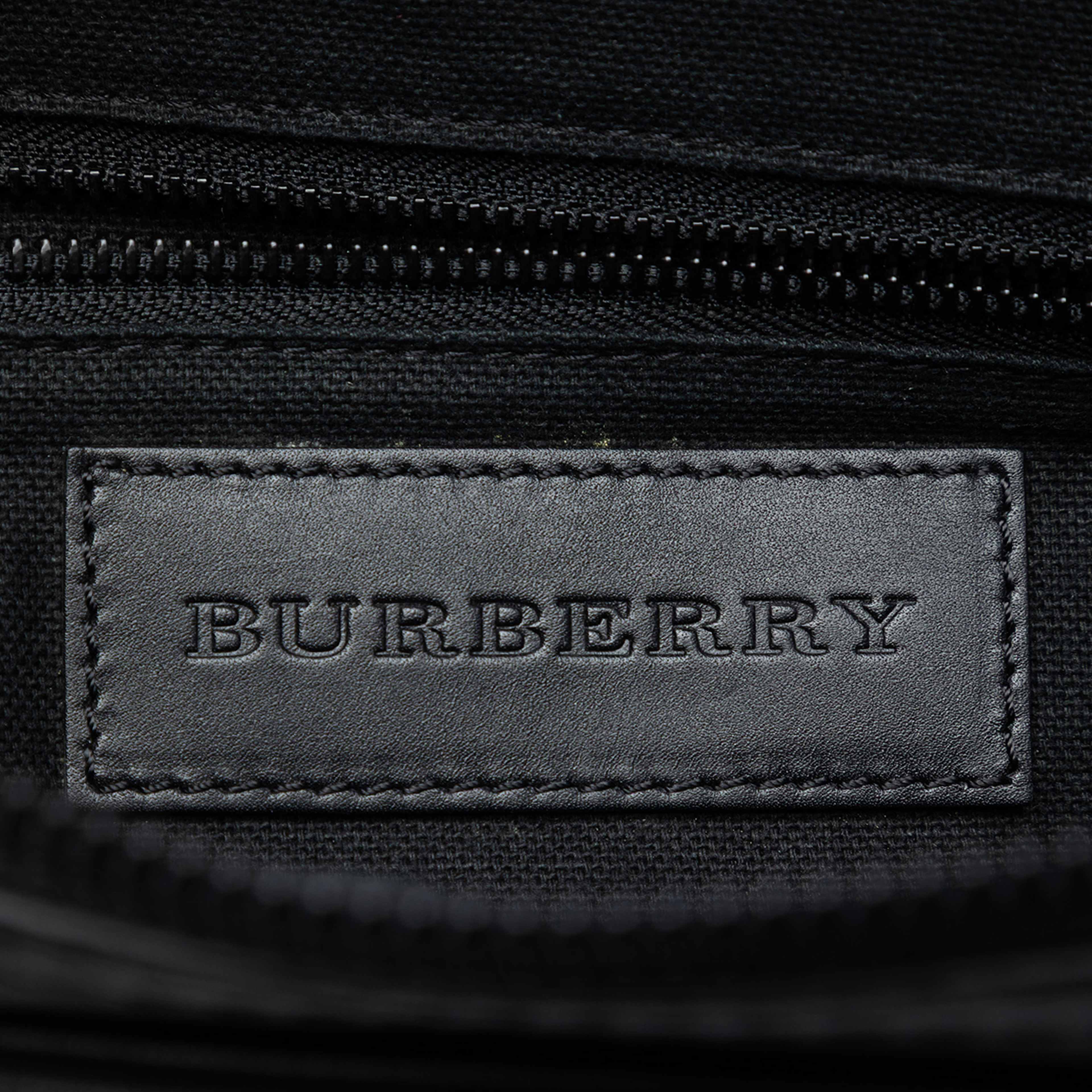 Burberry Smoked Check Coated Canvas Messenger Bag, från Luxclusif, i färgen charcoal. Klicka för att öppna bilden i stort format