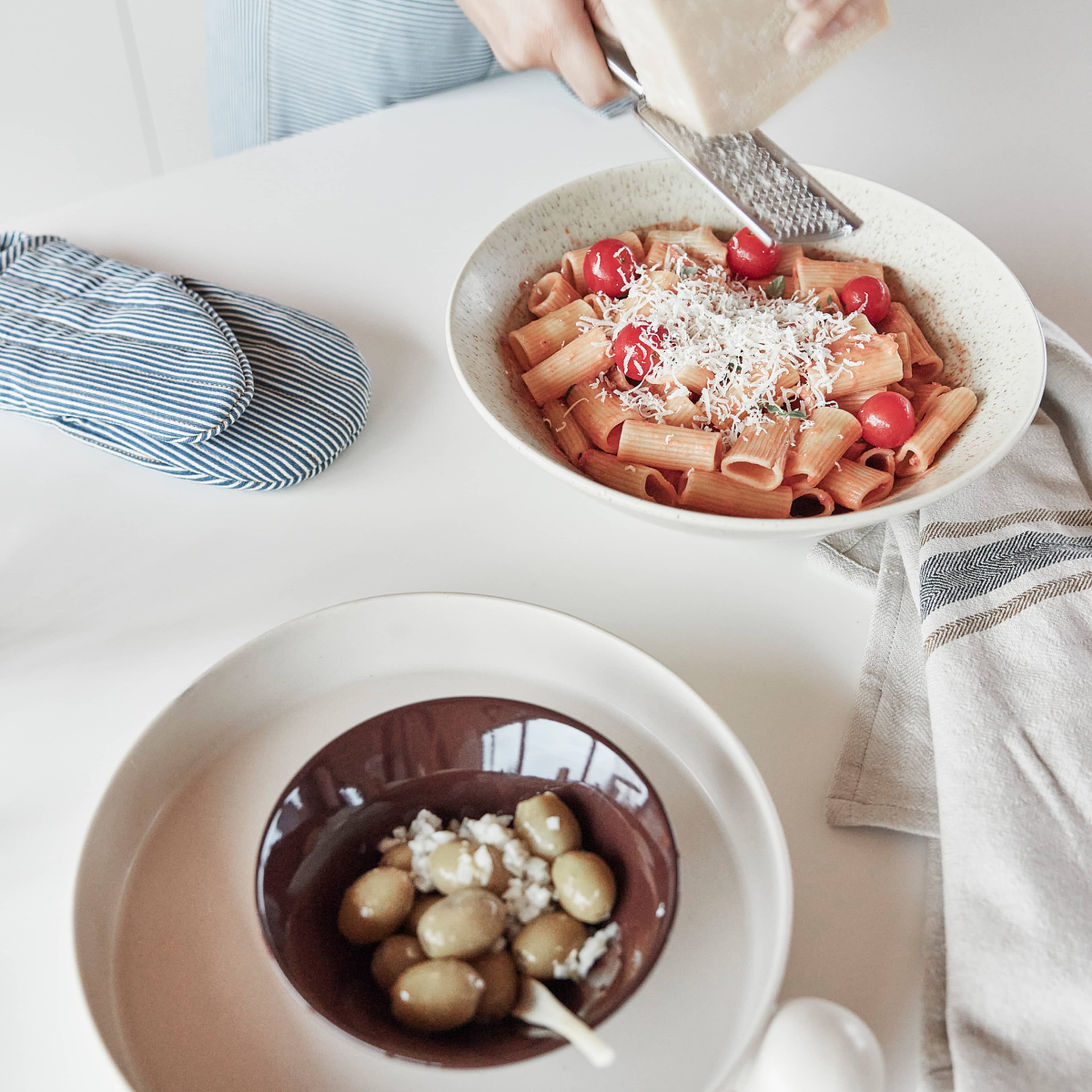 Yuka Bowl - Large, från OYOY Living, i färgen reactive olive. Klicka för att öppna bilden i stort format