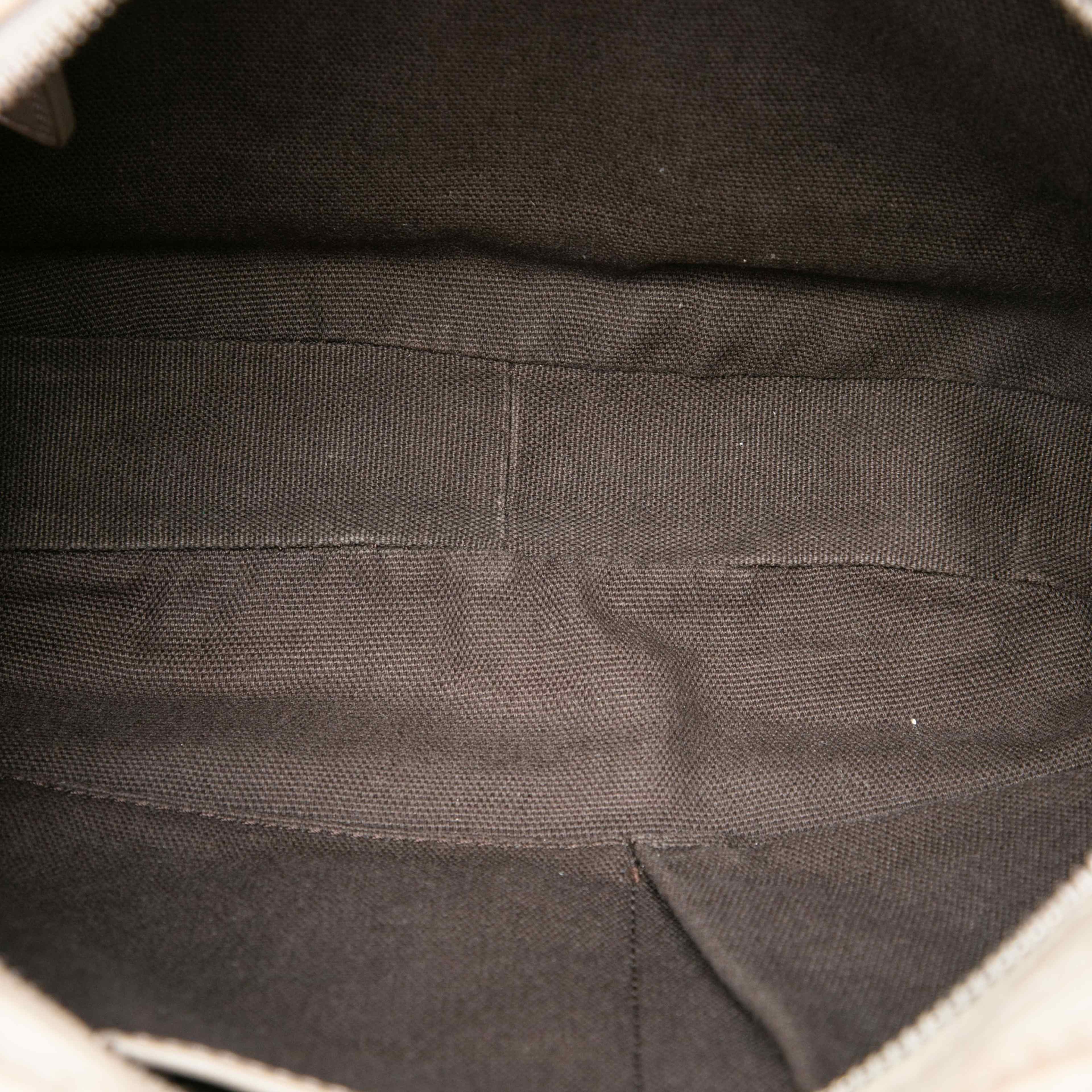 Burberry Smoke Check Coated Canvas Brooklyn Hobo, från Luxclusif, i färgen grå. Klicka för att öppna bilden i stort format