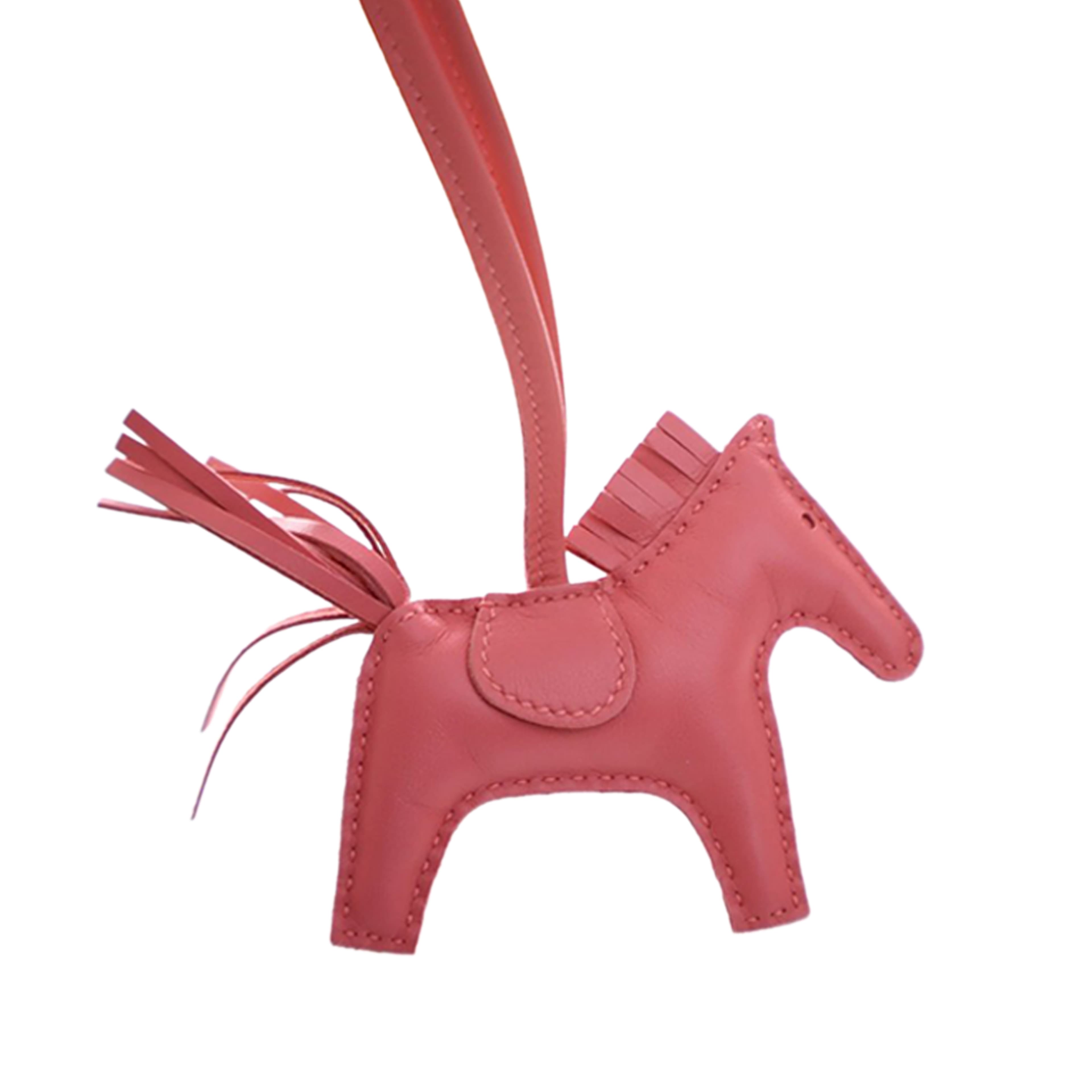 Hermès Milo Lambskin And Swift Grigri Rodeo Pegase Bag Charm Pm, från Luxclusif, i färgen pink. Klicka för att öppna bilden i stort format