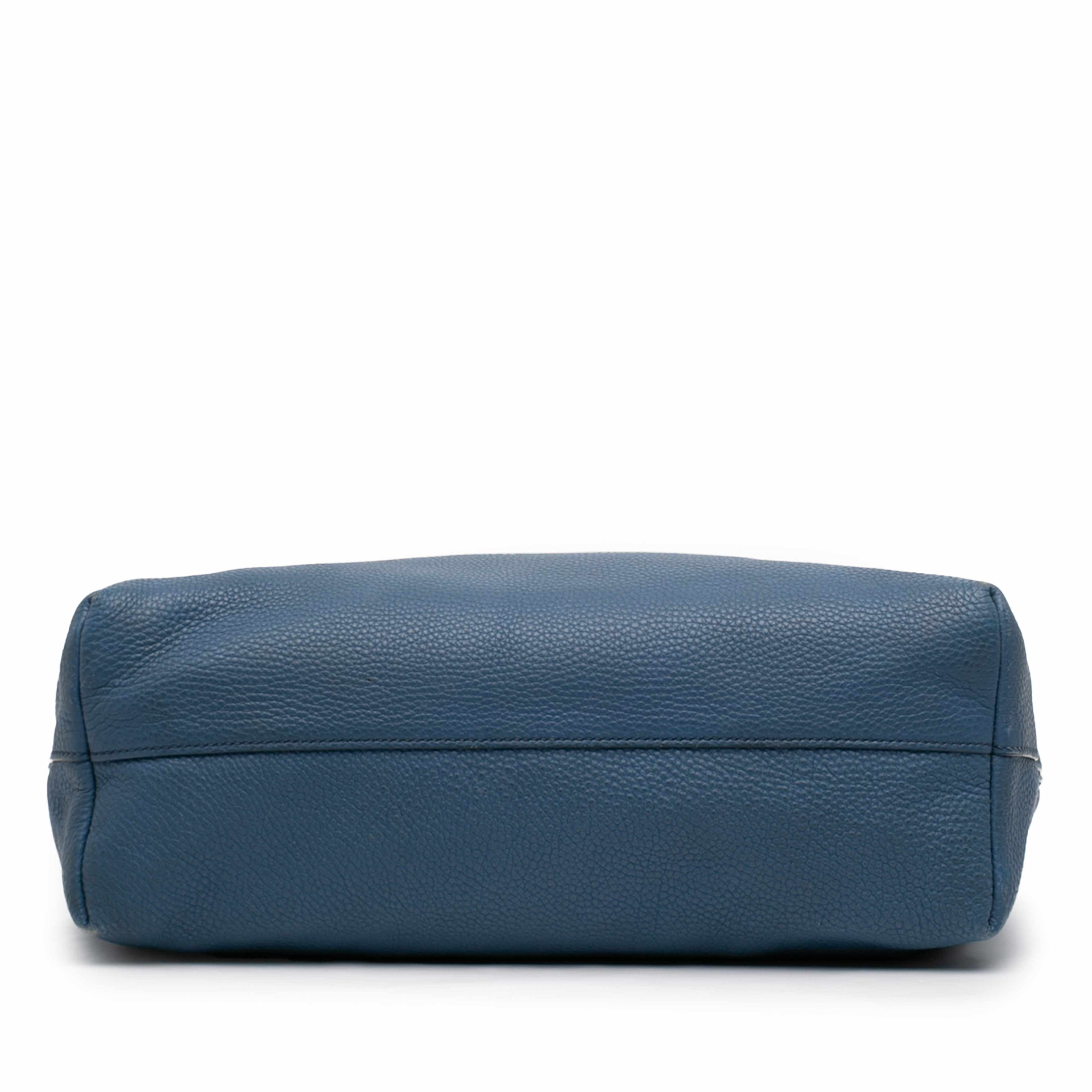 Prada Vitello Daino Open Convertible Tote, från Luxclusif, i färgen blue. Klicka för att öppna bilden i stort format
