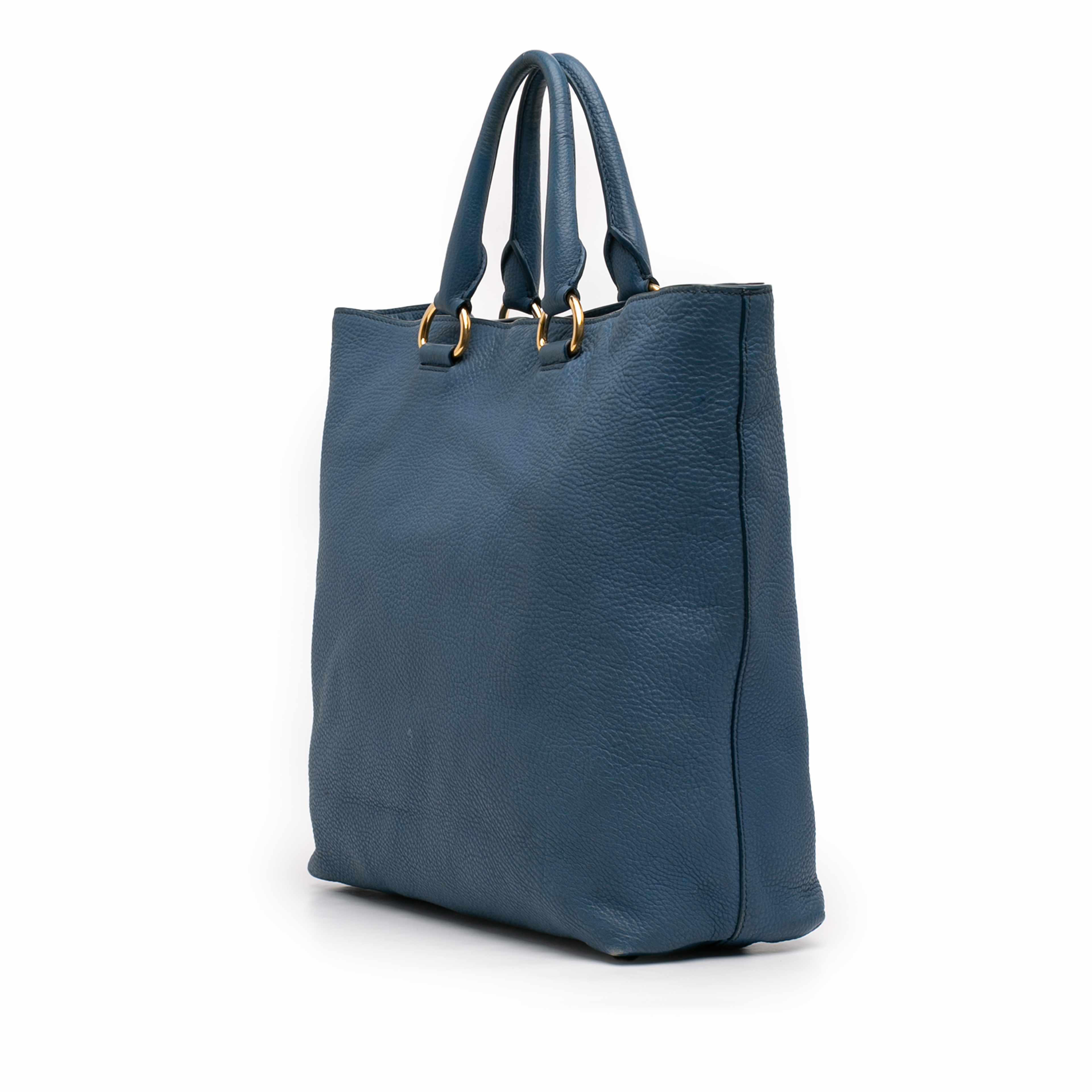 Prada Vitello Daino Open Convertible Tote, från Luxclusif, i färgen blue. Klicka för att öppna bilden i stort format