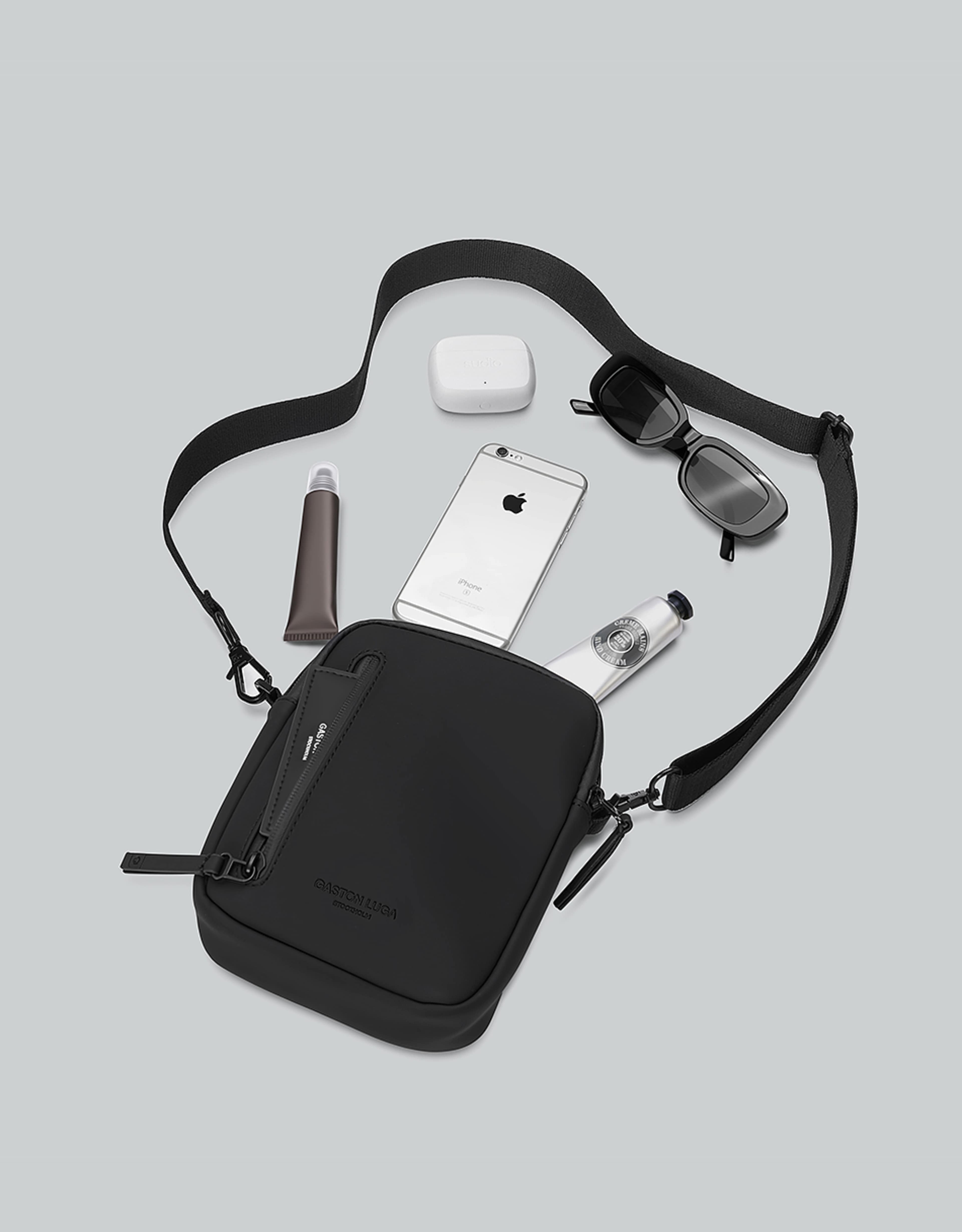 Däsh Verti Crossbody, från Gaston Luga, i färgen black. Klicka för att öppna bilden i stort format