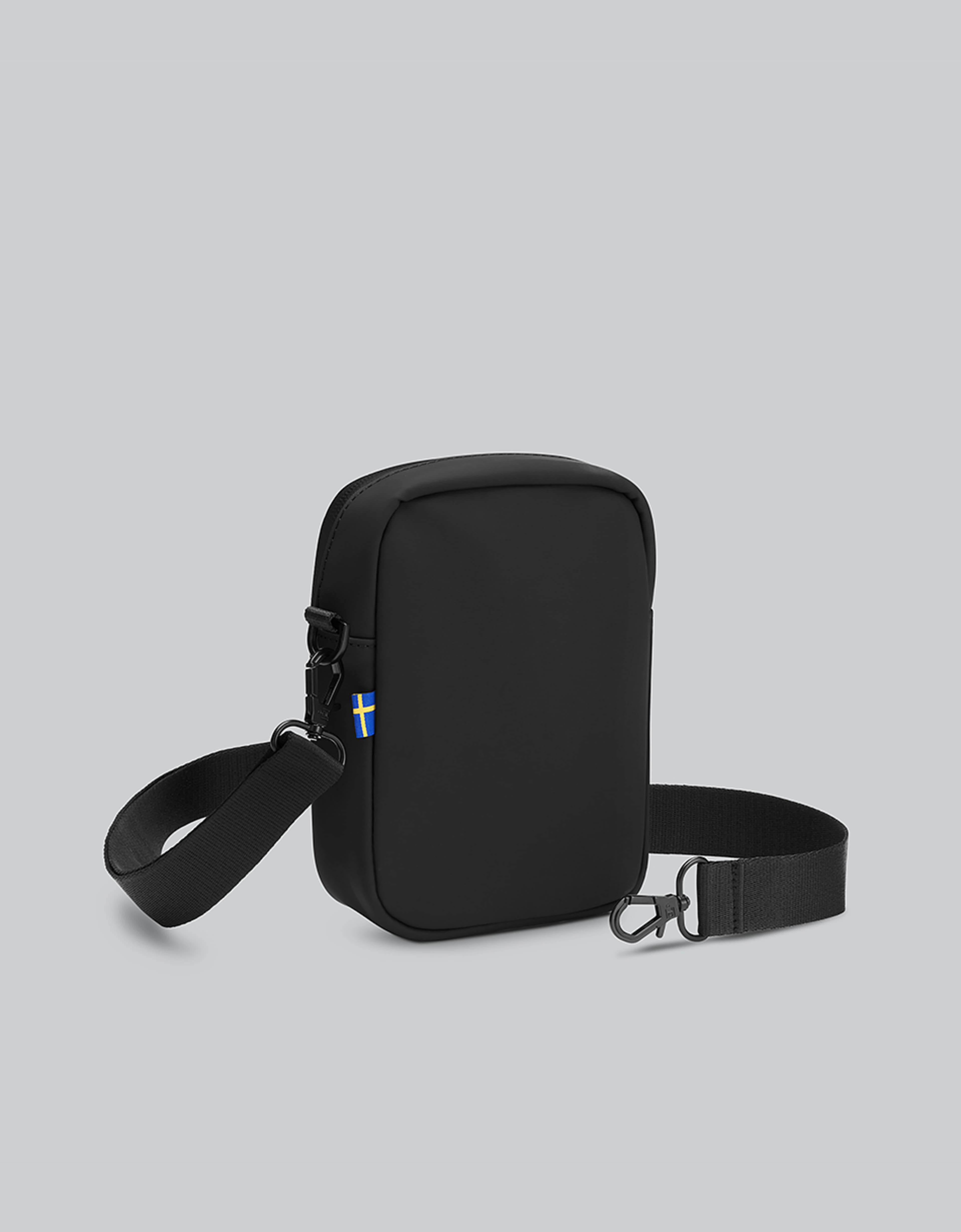 Däsh Verti Crossbody, från Gaston Luga, i färgen black. Klicka för att öppna bilden i stort format