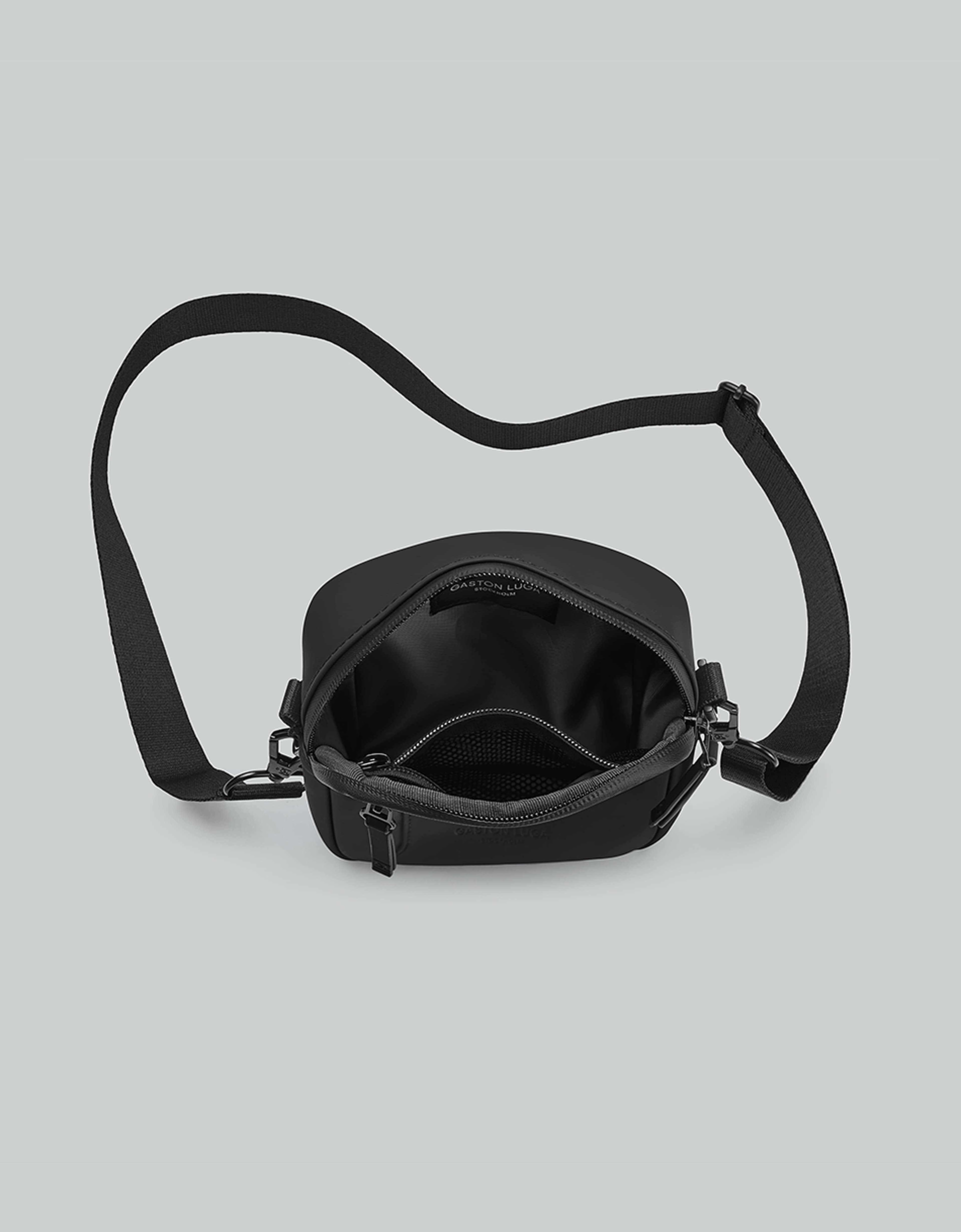 Däsh Verti Crossbody, från Gaston Luga, i färgen black. Klicka för att öppna bilden i stort format