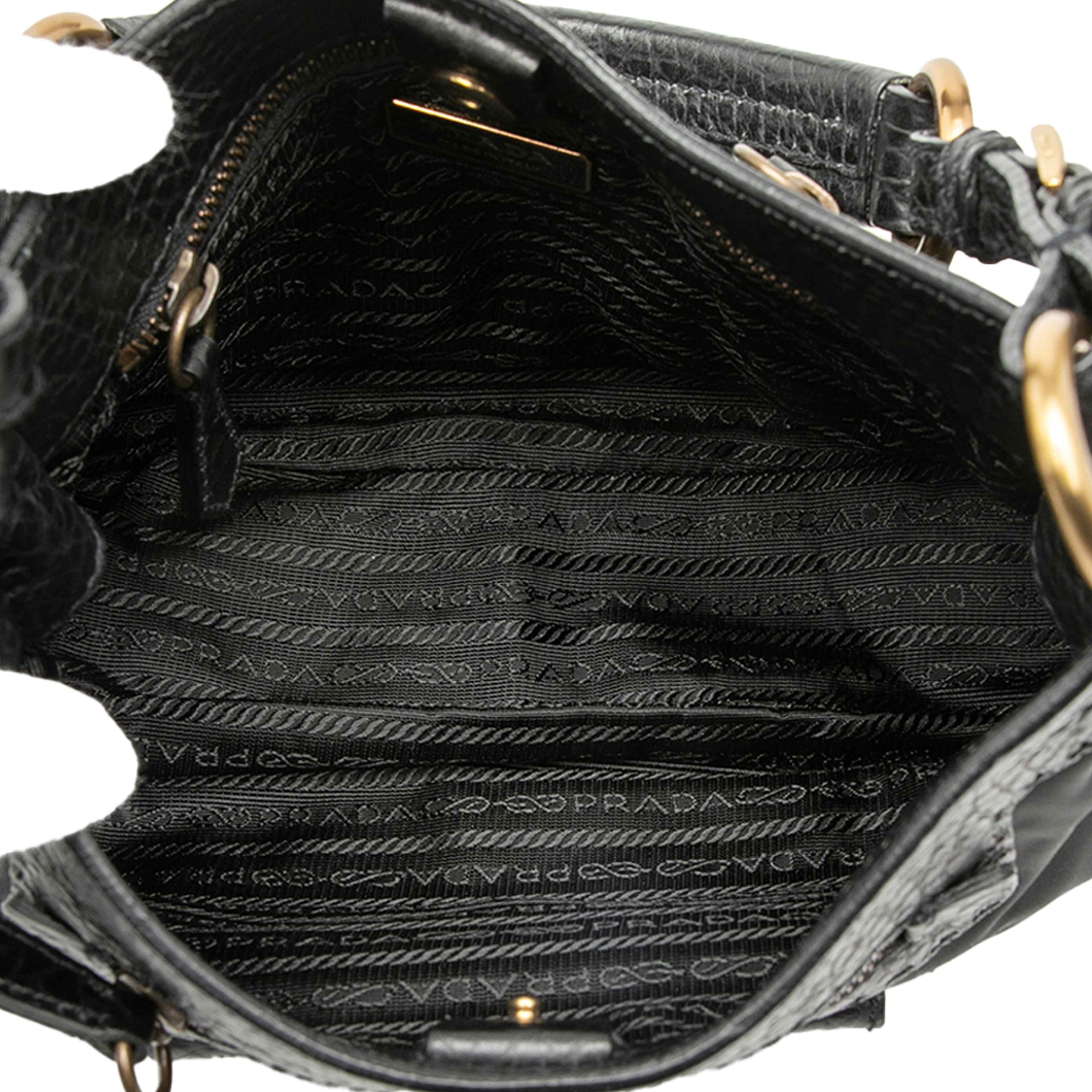 Prada Vitello Daino Trimmed Tessuto Shoulder Bag, från Luxclusif, i färgen black. Klicka för att öppna bilden i stort format