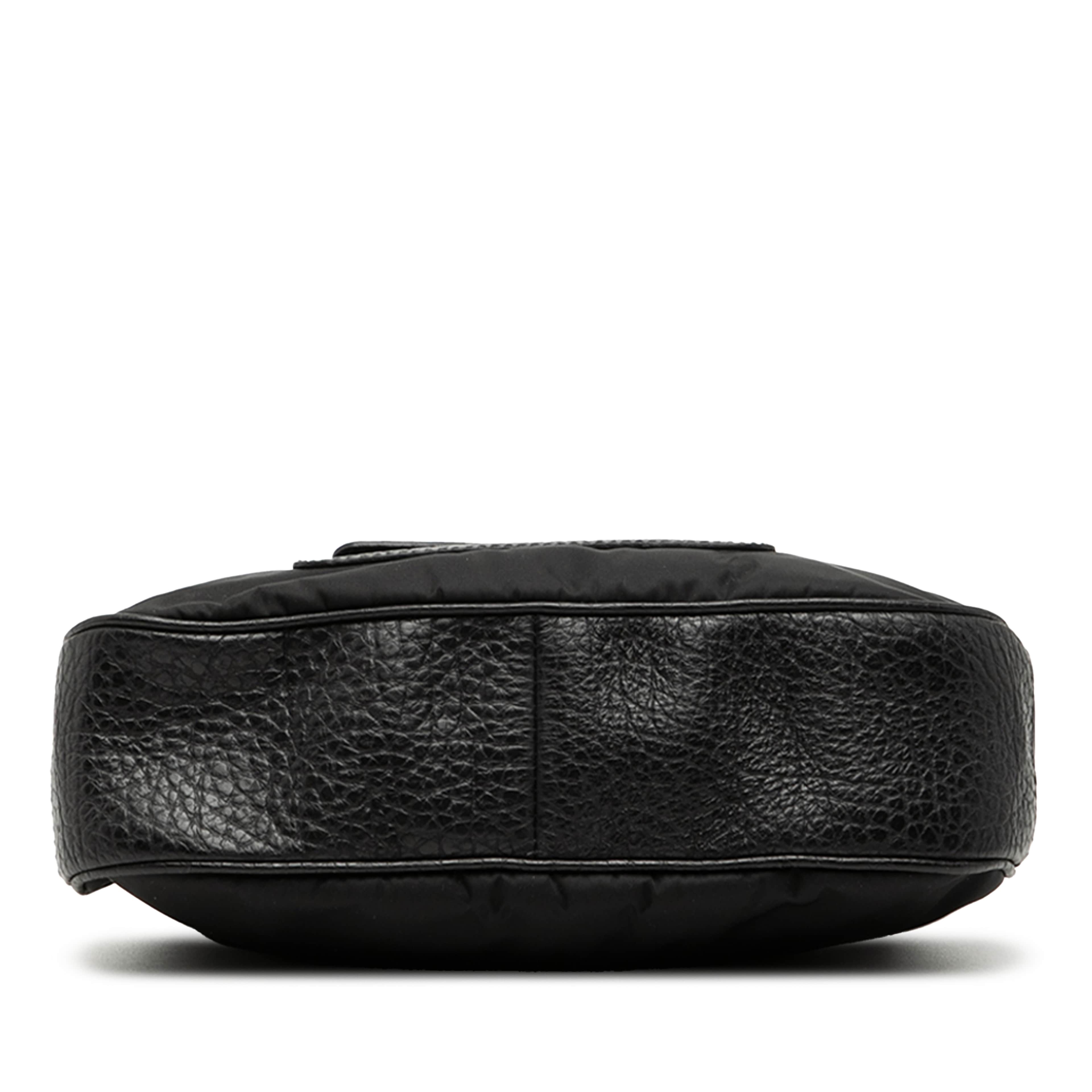 Prada Vitello Daino Trimmed Tessuto Shoulder Bag, från Luxclusif, i färgen black. Klicka för att öppna bilden i stort format