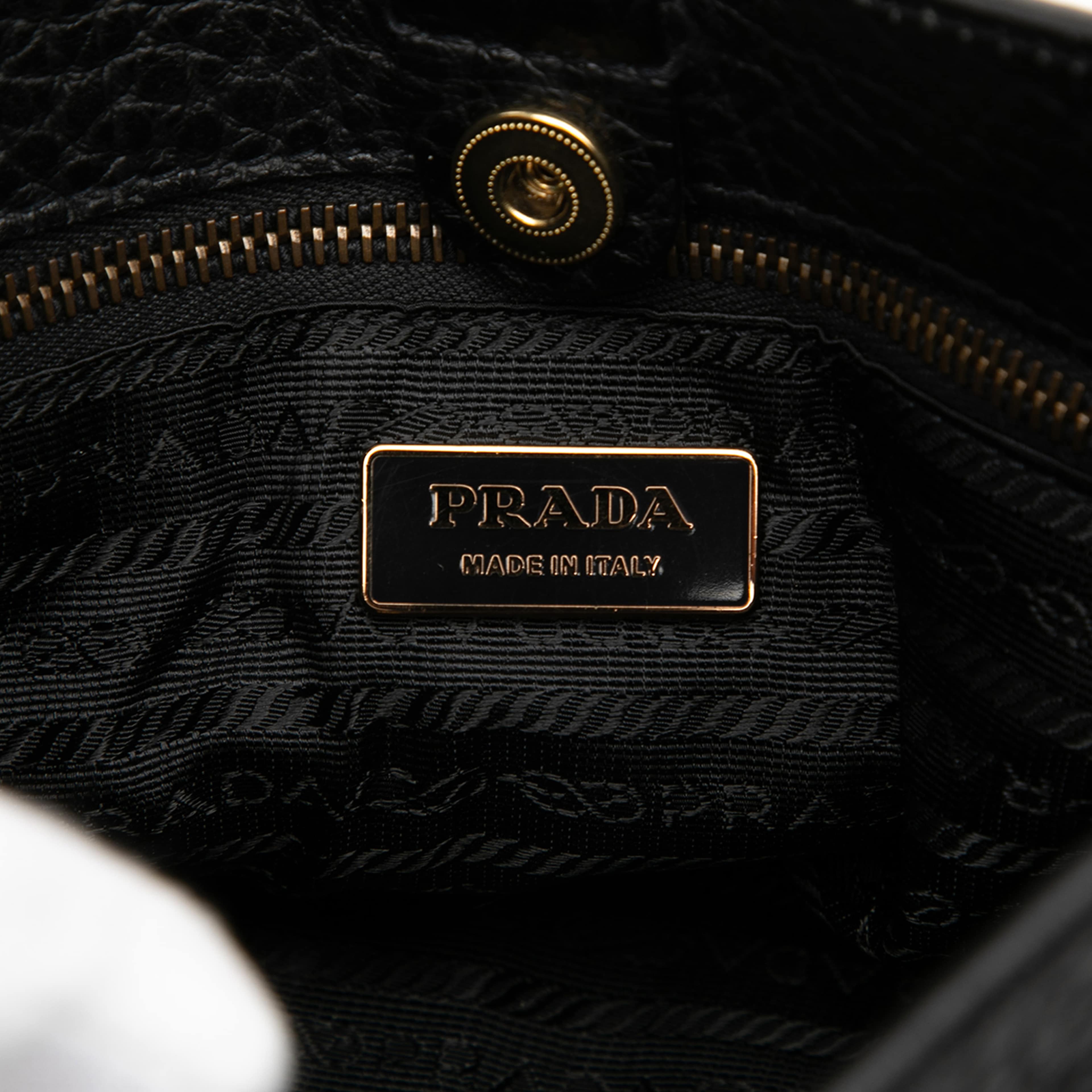 Prada Vitello Daino Trimmed Tessuto Shoulder Bag, från Luxclusif, i färgen black. Klicka för att öppna bilden i stort format