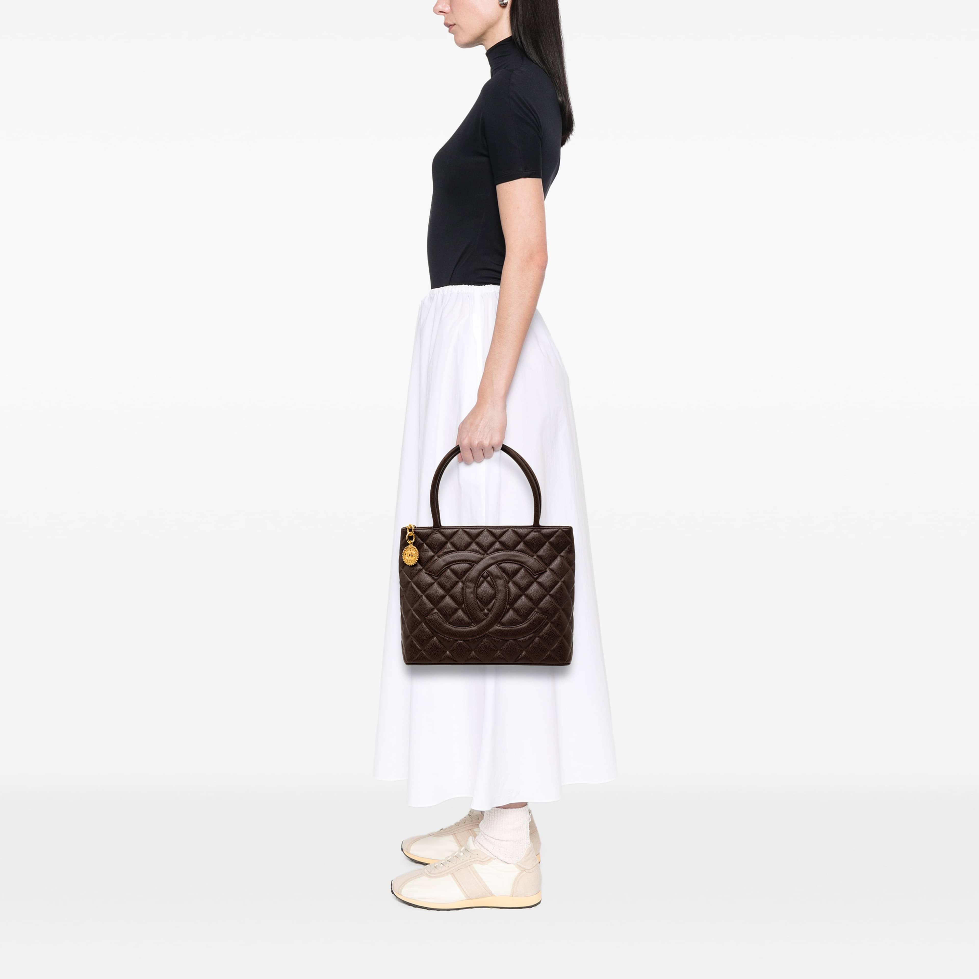 Chanel Caviar Medallion Tote, från Luxclusif, i färgen brun. Klicka för att öppna bilden i stort format