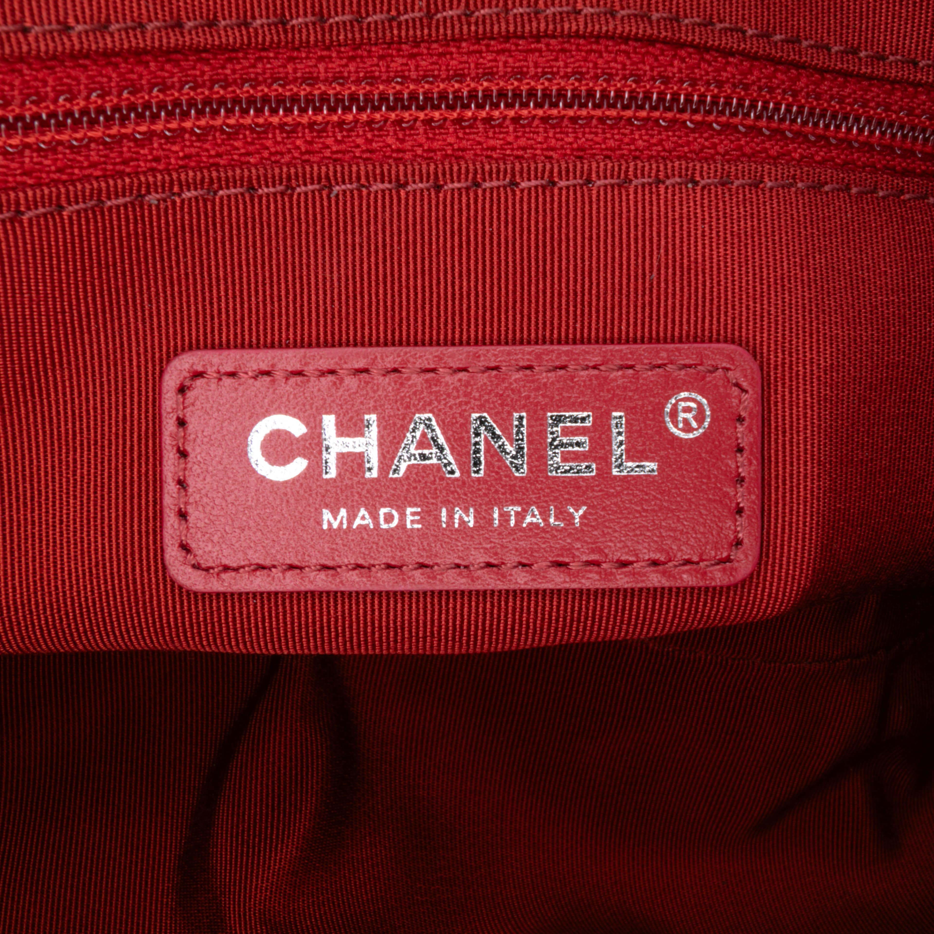 Chanel Calfskin Signature Chain 20s Bowling Bag, från Luxclusif, i färgen red. Klicka för att öppna bilden i stort format