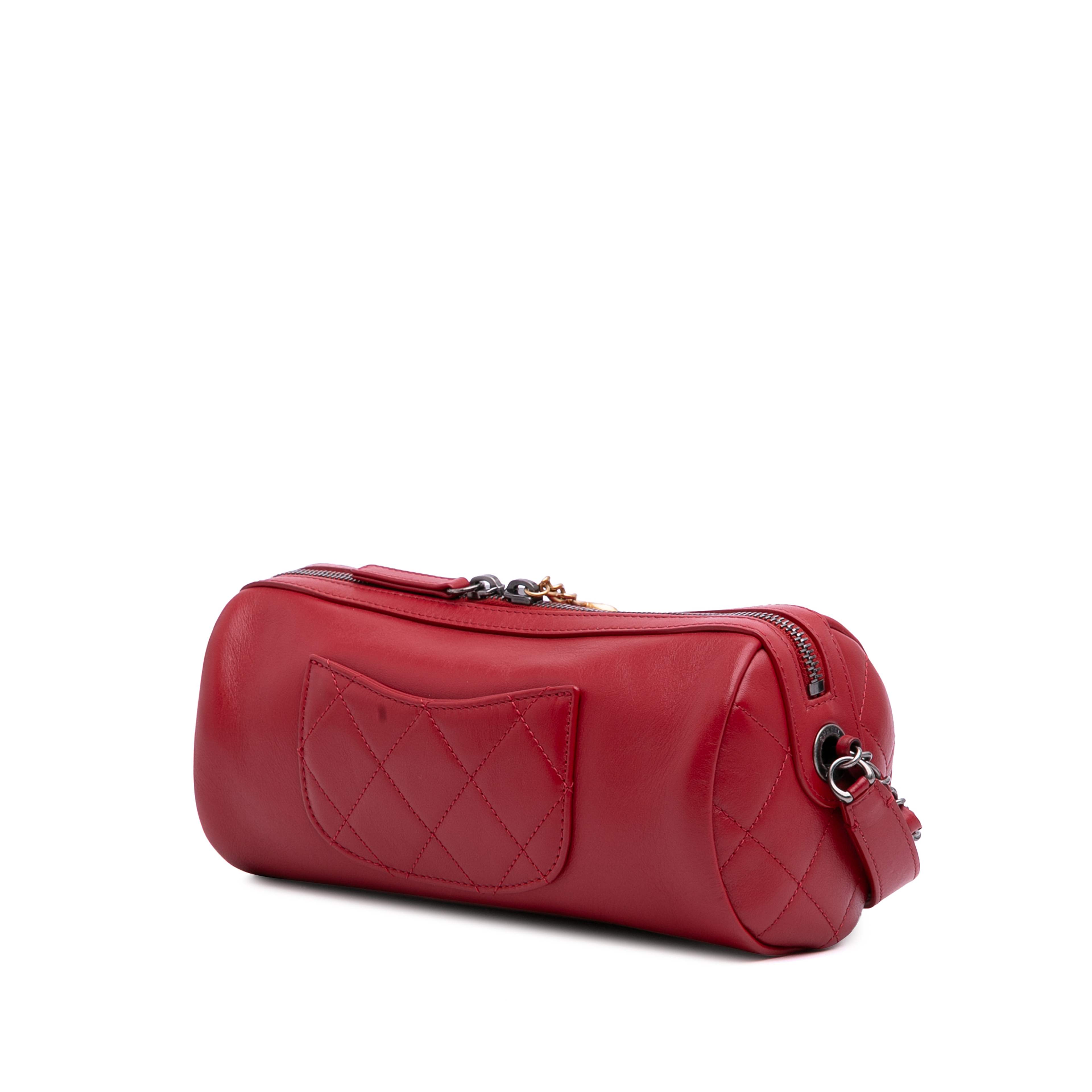 Chanel Calfskin Signature Chain 20s Bowling Bag, från Luxclusif, i färgen red. Klicka för att öppna bilden i stort format