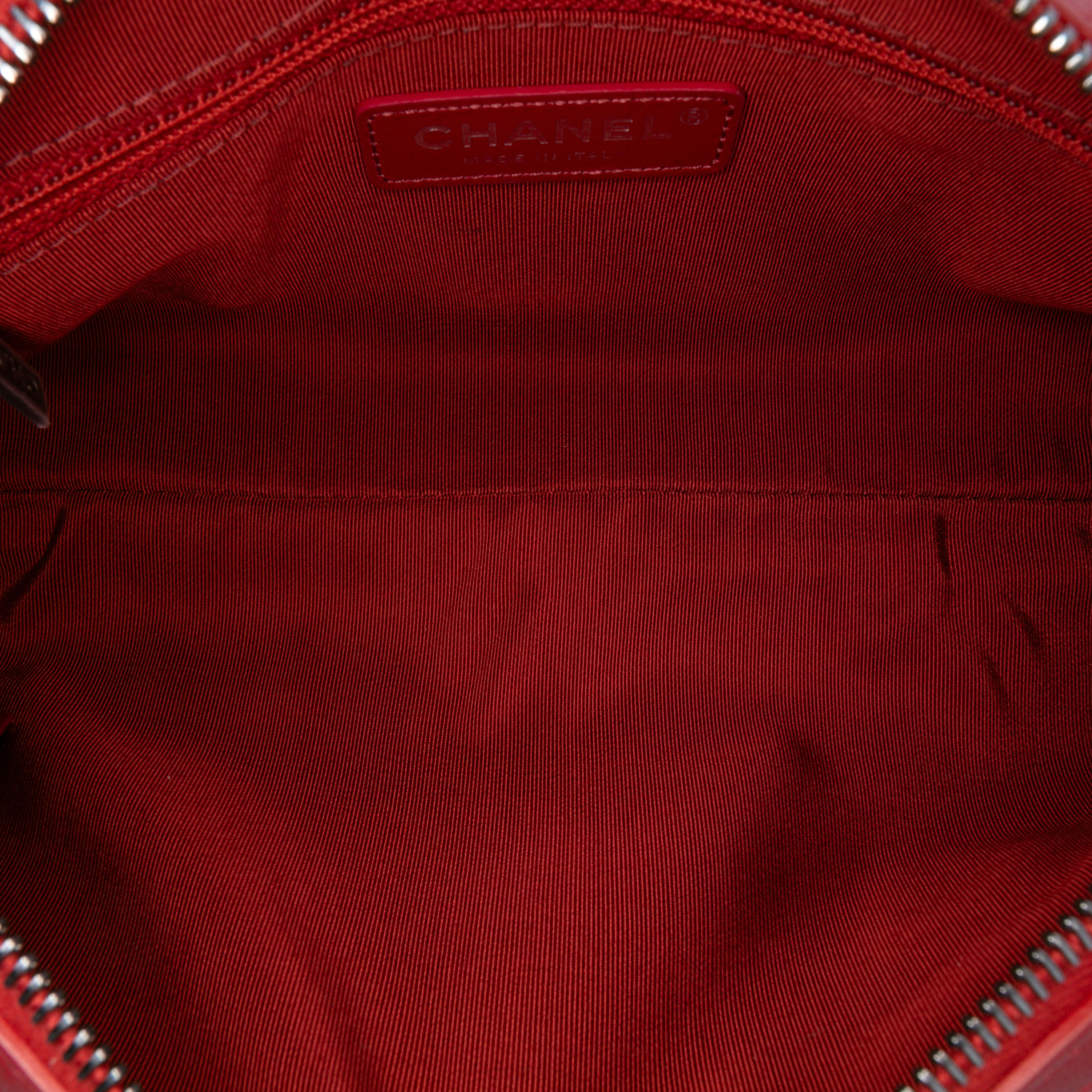 Chanel Calfskin Signature Chain 20s Bowling Bag, från Luxclusif, i färgen red. Klicka för att öppna bilden i stort format