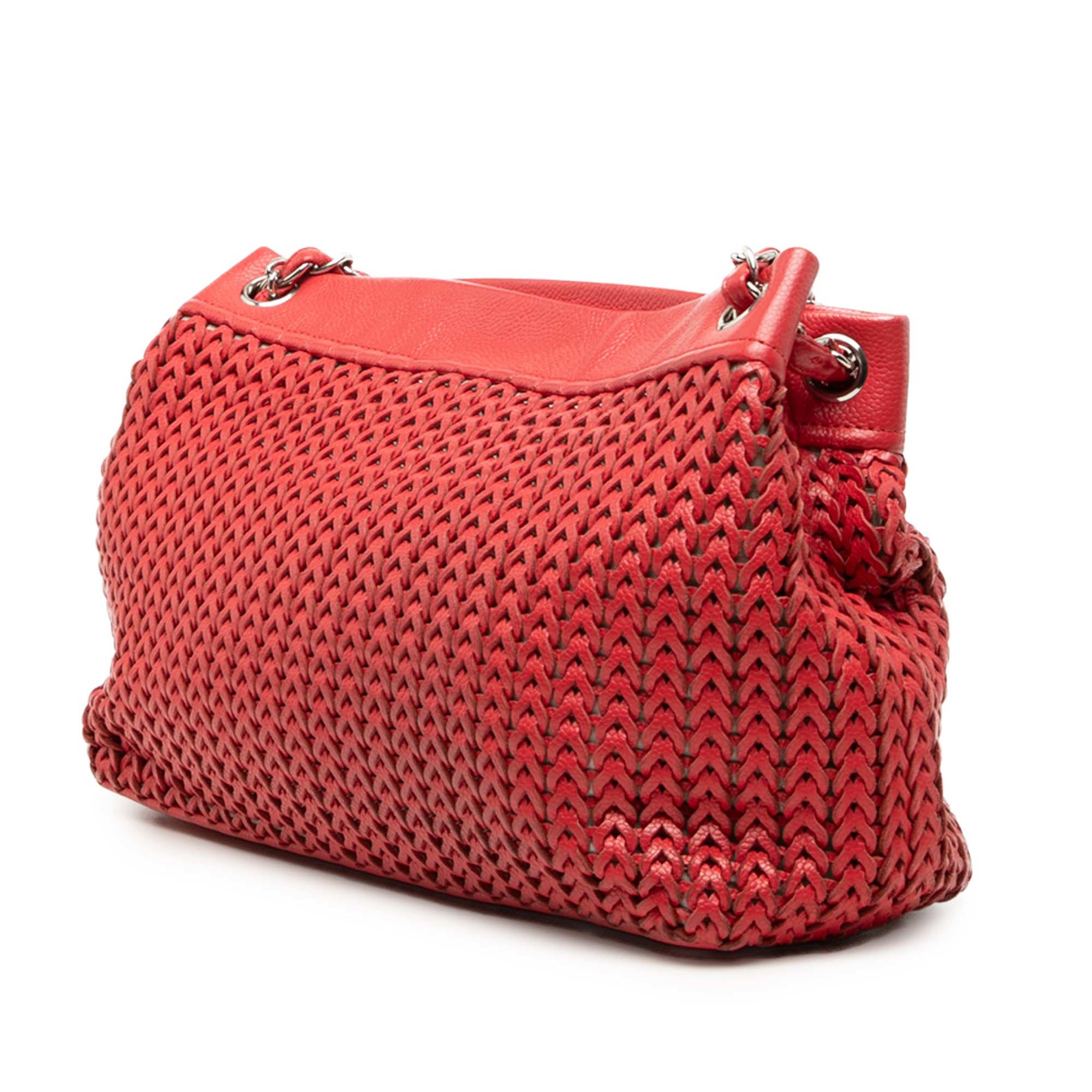 Chanel Woven Caviar Cc Charm Tote, från Luxclusif, i färgen röd. Klicka för att öppna bilden i stort format