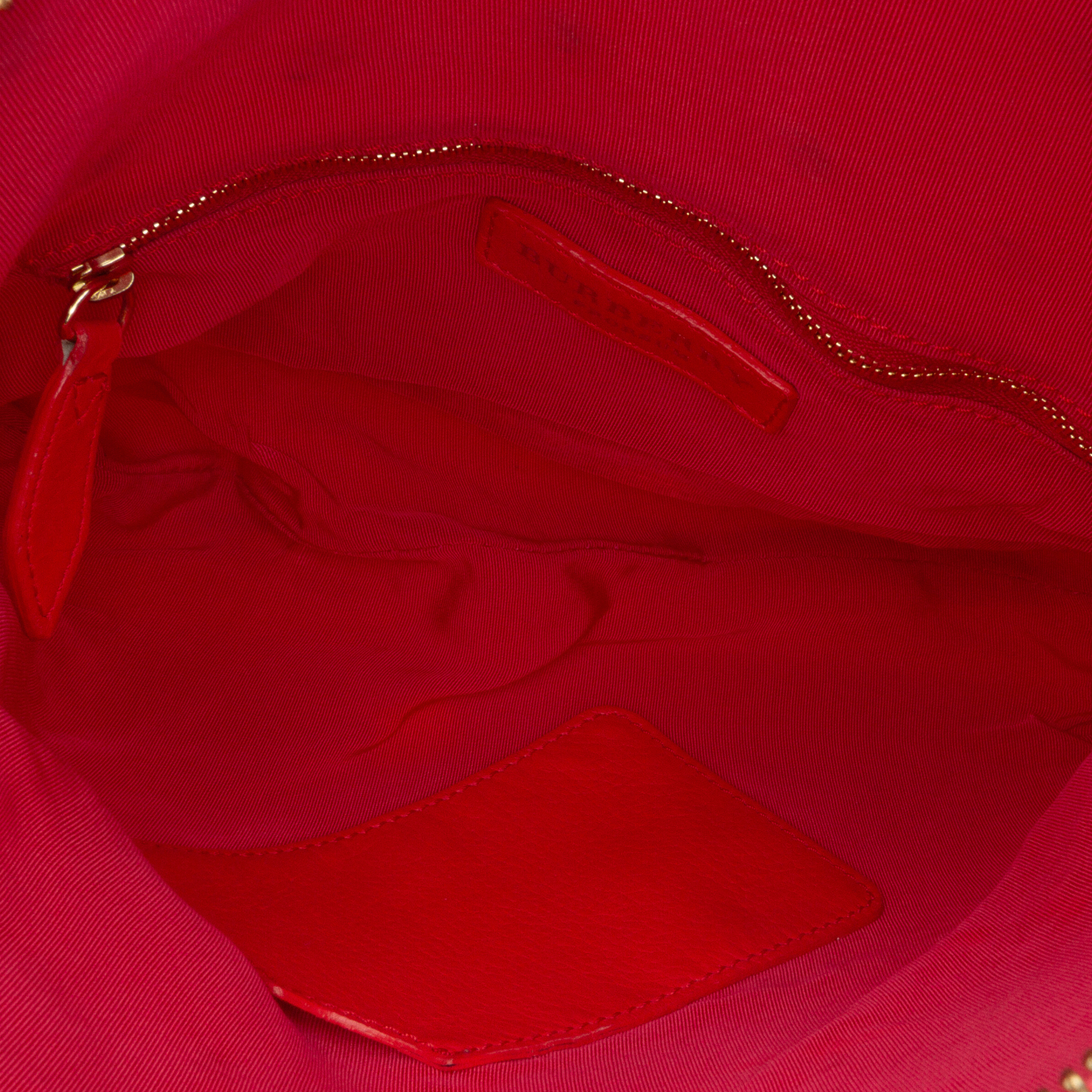 Burberry Pvc Prorsum Petal Crossbody, från Luxclusif, i färgen red. Klicka för att öppna bilden i stort format