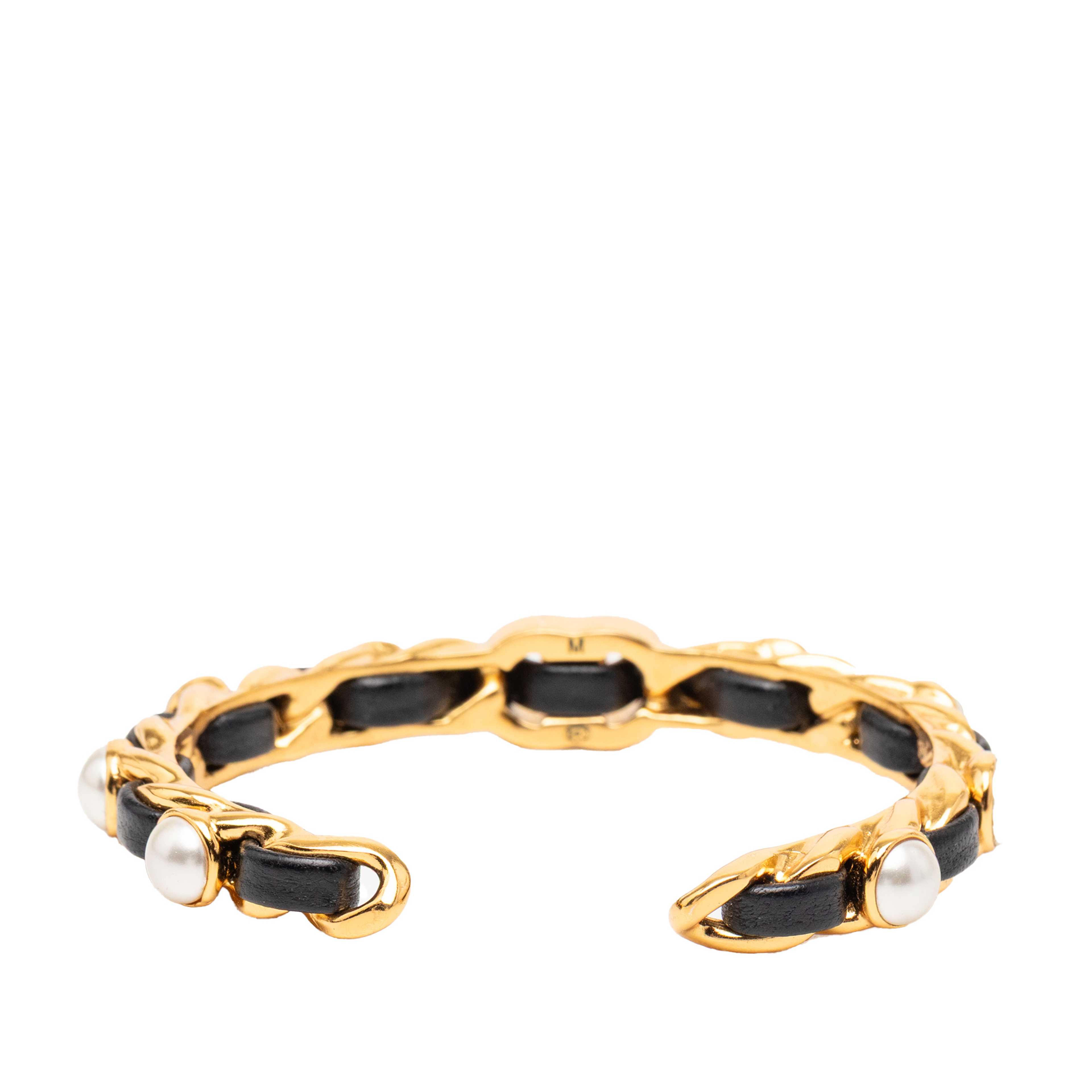 Chanel Gold Plated Leather Woven In Chain Faux Pearl Cc Turnlock Cuff Bracelet, från Luxclusif, i färgen gold. Klicka för att öppna bilden i stort format