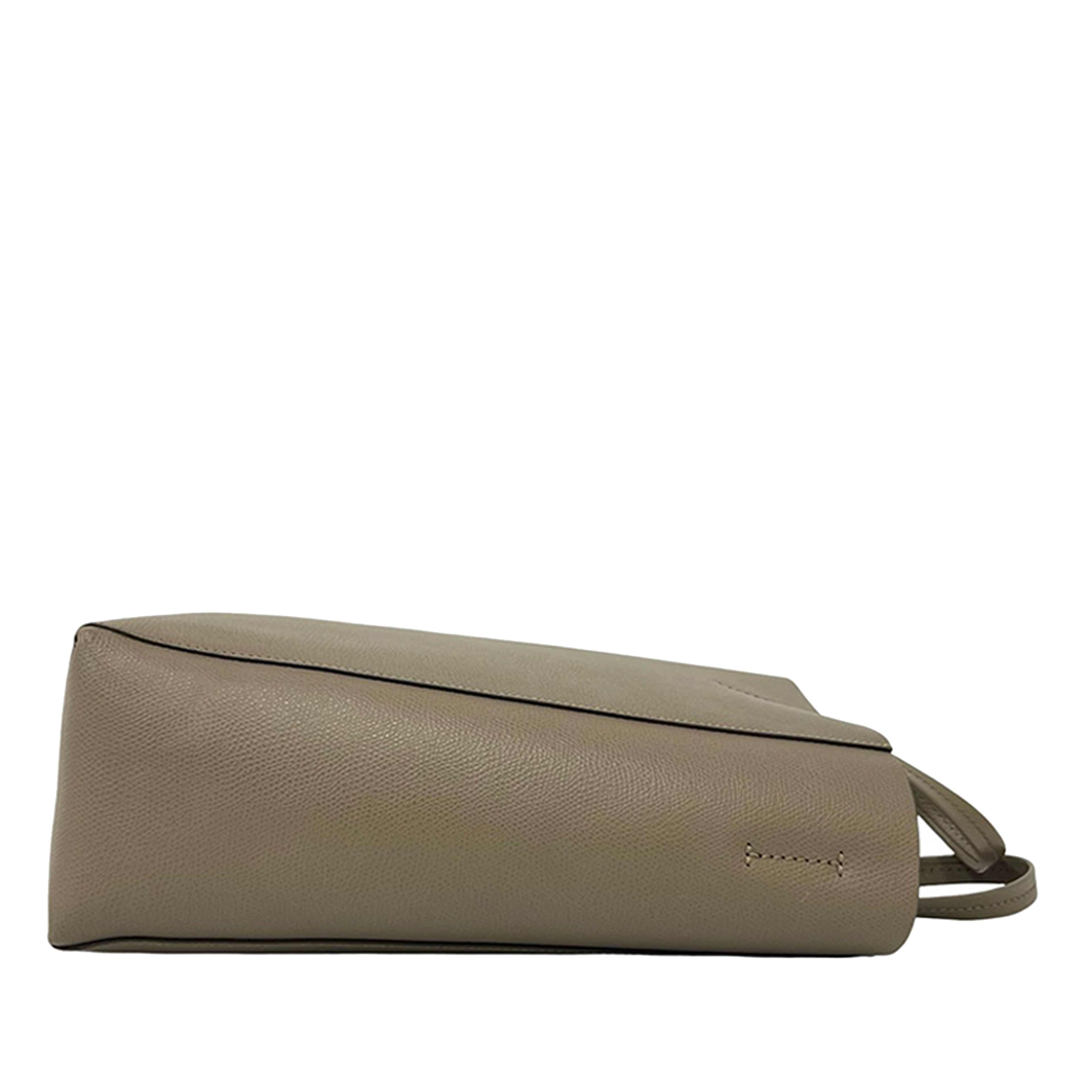 Celine Small Grained Calfskin Vertical Cabas Satchel, från Luxclusif, i färgen brun. Klicka för att öppna bilden i stort format