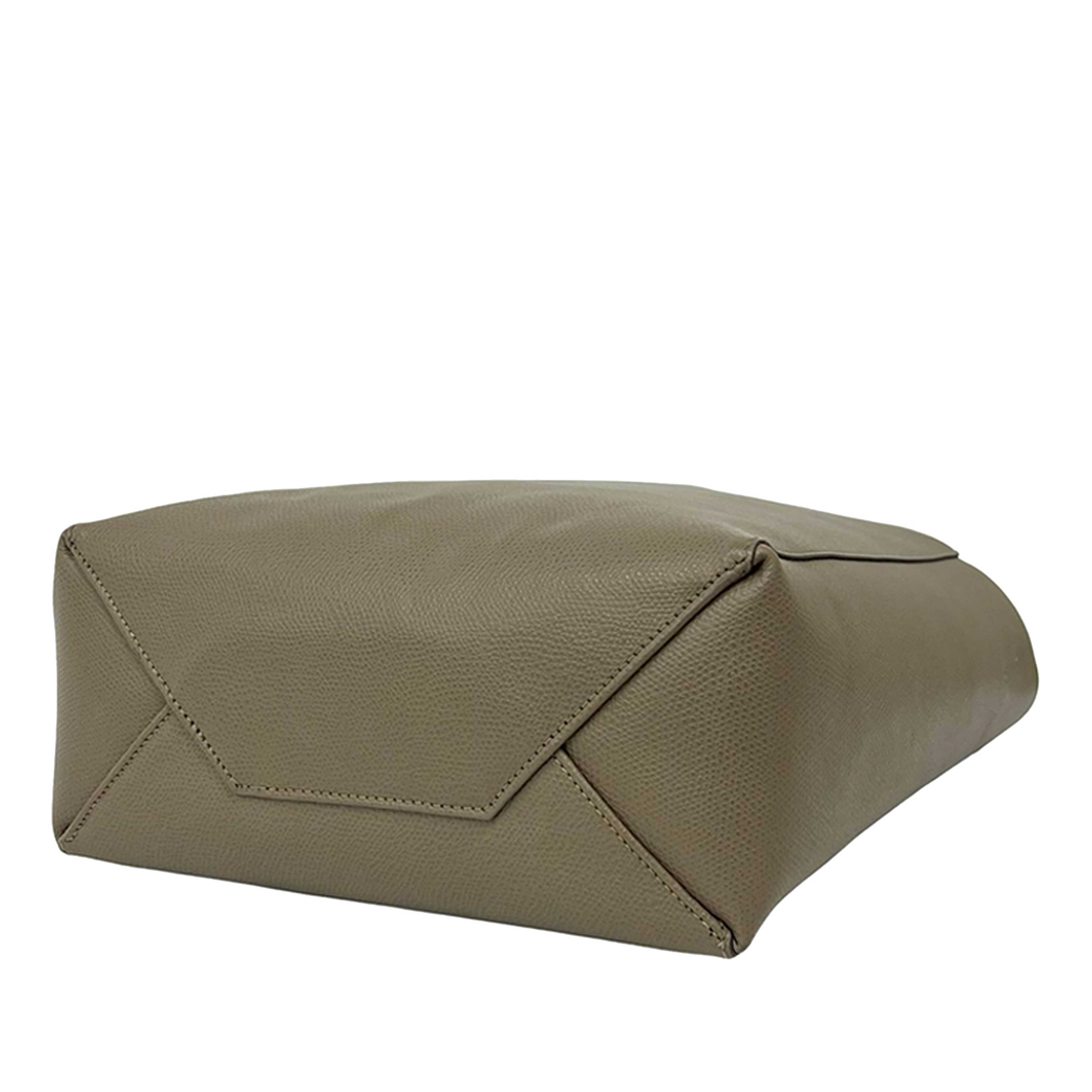 Celine Small Grained Calfskin Vertical Cabas Satchel, från Luxclusif, i färgen brun. Klicka för att öppna bilden i stort format