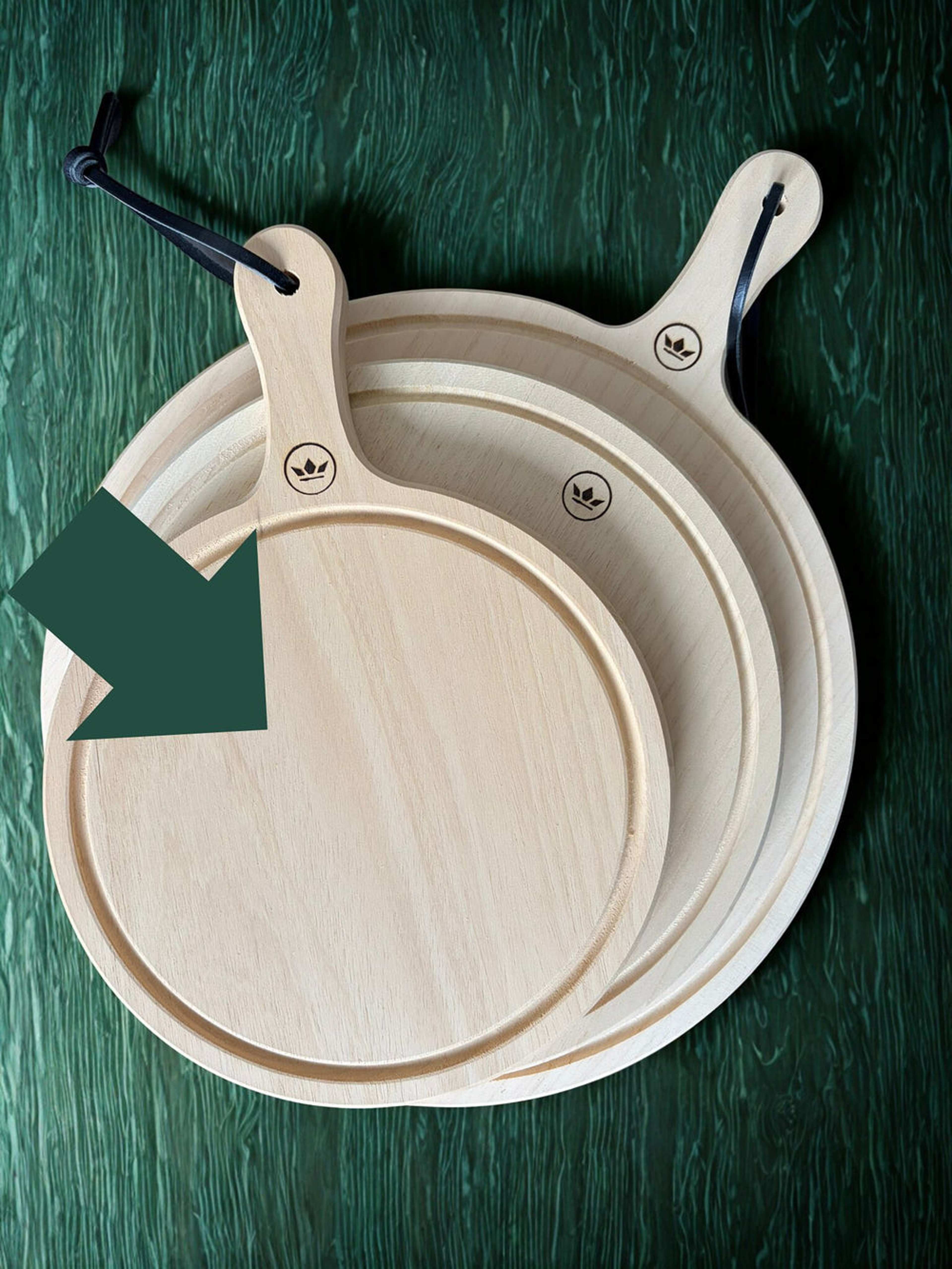 Dutchdeluxes  Solid Träskär- Och Serveringsbräda – Liten Rund med handtag – Horeca-godkänd, från Dutchdeluxes, i färgen brown. Klicka för att öppna bilden i stort format