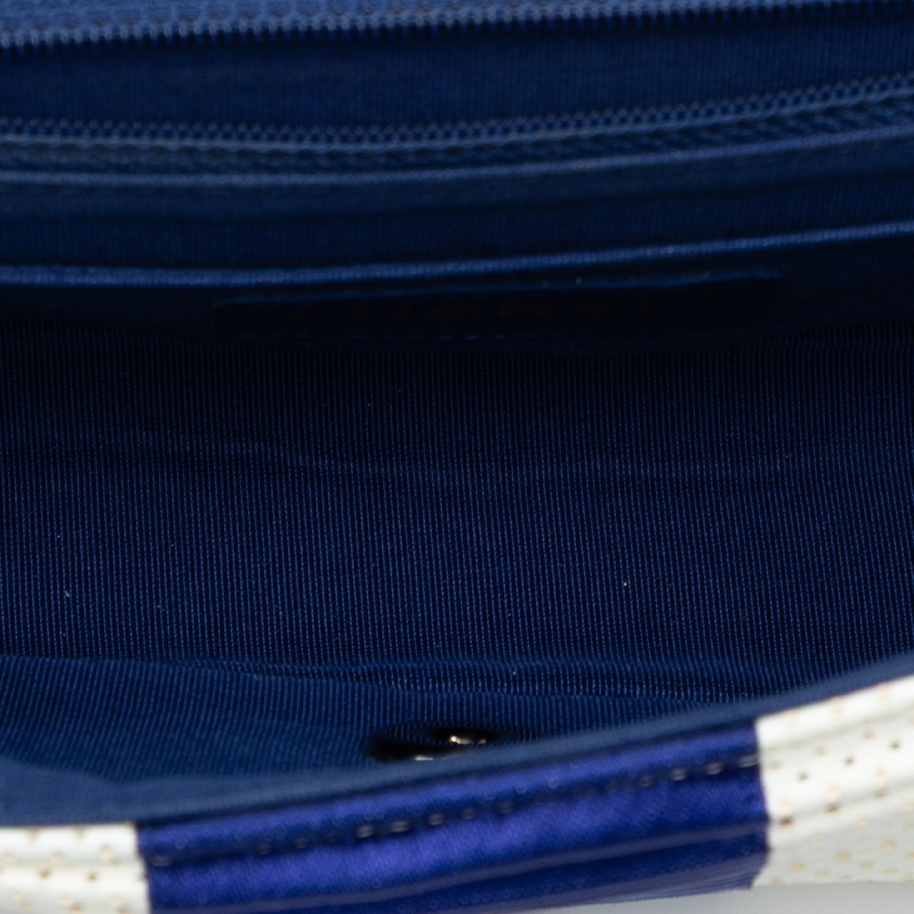 Chanel Mini Rectangular Classic Pleated Perforated Lambskin Single Flap, från Luxclusif, i färgen white. Klicka för att öppna bilden i stort format