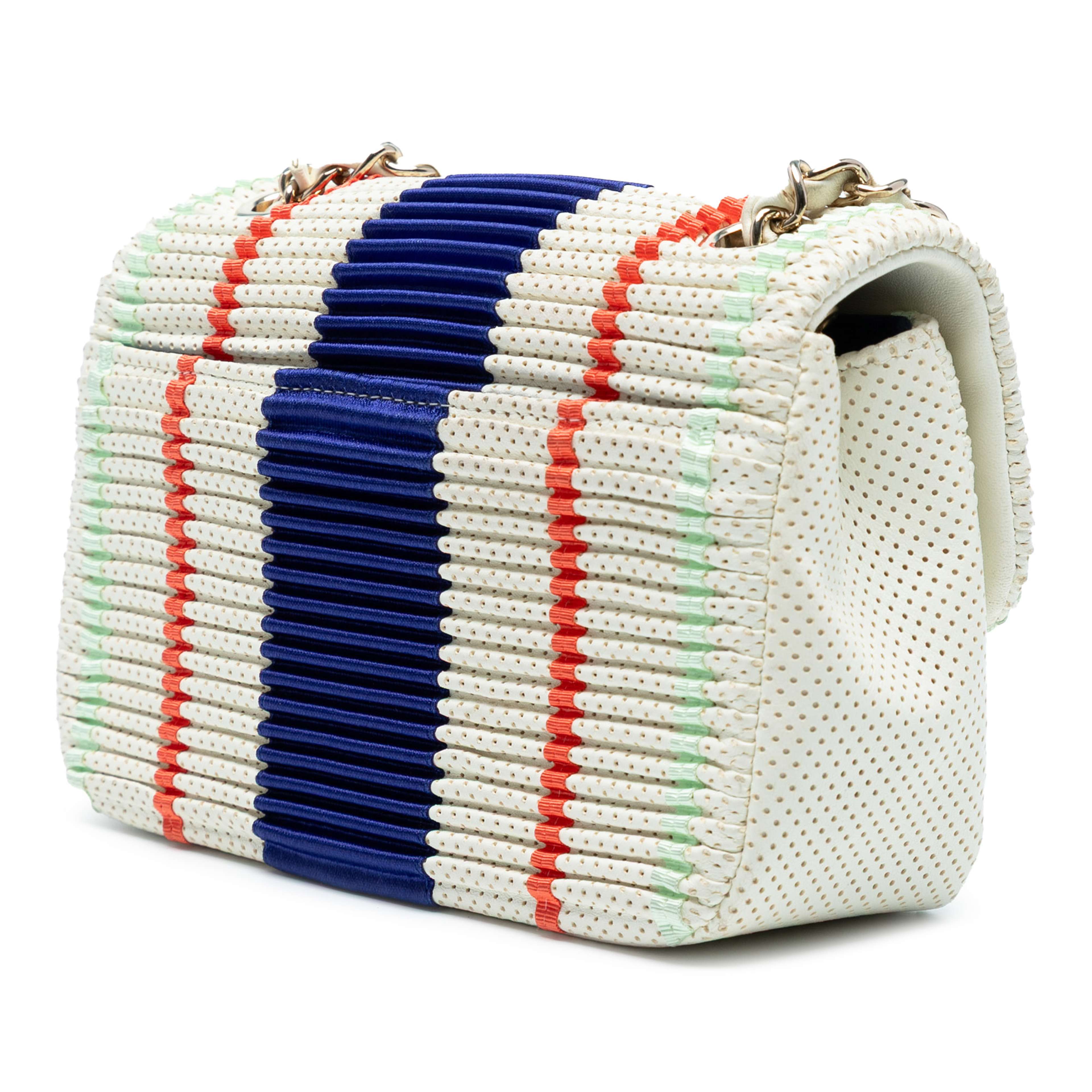 Chanel Mini Rectangular Classic Pleated Perforated Lambskin Single Flap, från Luxclusif, i färgen white. Klicka för att öppna bilden i stort format