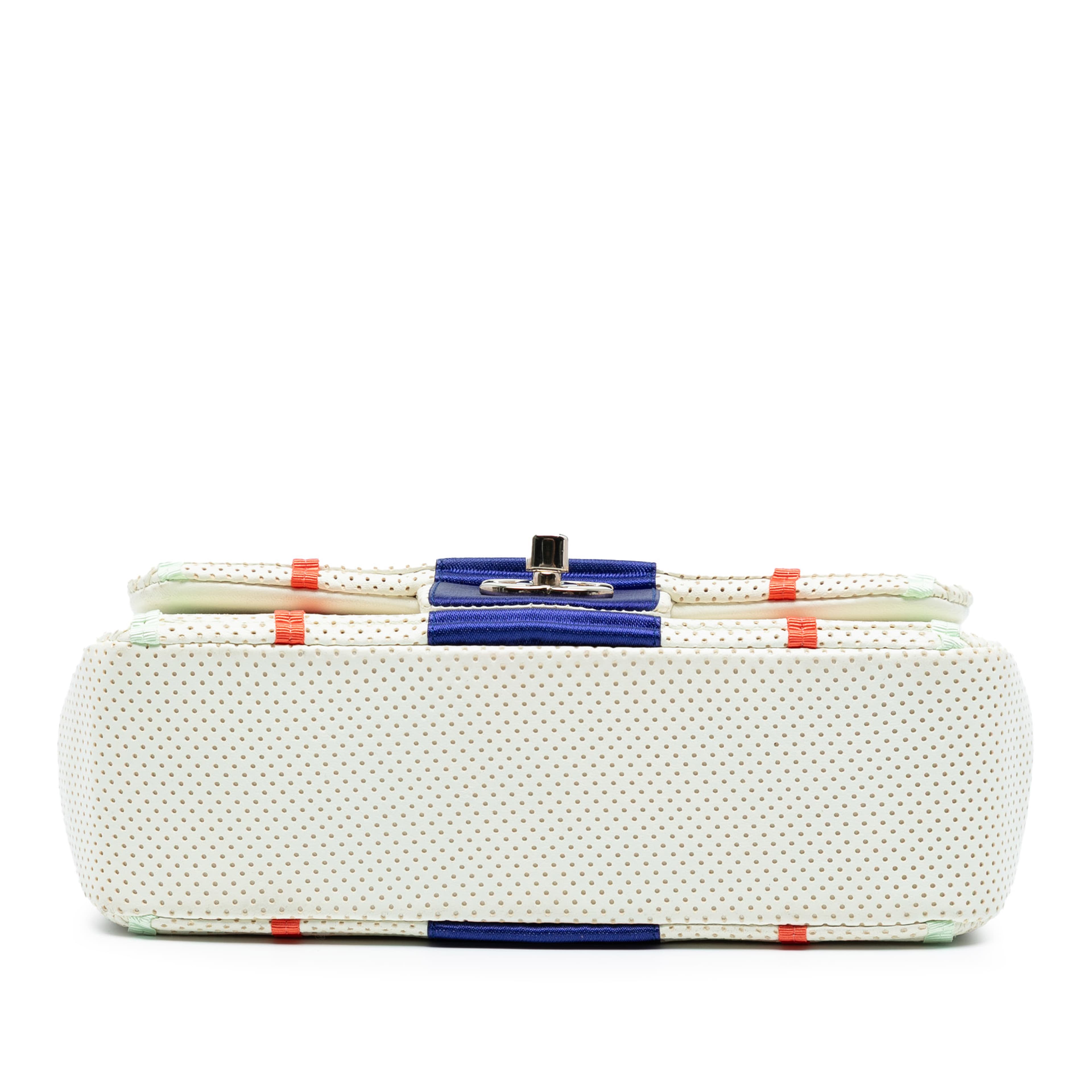 Chanel Mini Rectangular Classic Pleated Perforated Lambskin Single Flap, från Luxclusif, i färgen white. Klicka för att öppna bilden i stort format